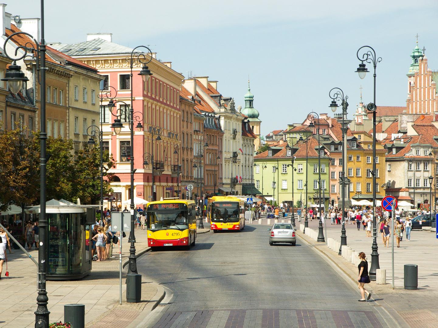 Kada prvi snijeg prekrije europske gradove, započinje doba godine koje donosi posebnu radost. Adventski sajmovi prerasli su u velike festivale svjetla, okusa i mirisa, a iako se još uvijek nalazimo u rujnu, na društvenim se mrežama već naveliko piše o opcijama za božiććna putovanja. Zimska putovanja više nisu rezervirana samo za skijališta, već se putnici sve češće odlučuju za vikend izlete u metropole koje oblače svoje najsvečanije ruho. Trgovi se ispunjavaju drvenim kućicama iz kojih dopire miris kuhanog vina i cimeta. Odabir destinacije ovisi o osobnim ukusima, ali ponuda za nadolazeću sezonu bogatija je nego ikad. Ove zime jedno se ime posebno ističe. Poljska prijestolnica doživljava pravu turističku renesansu. 