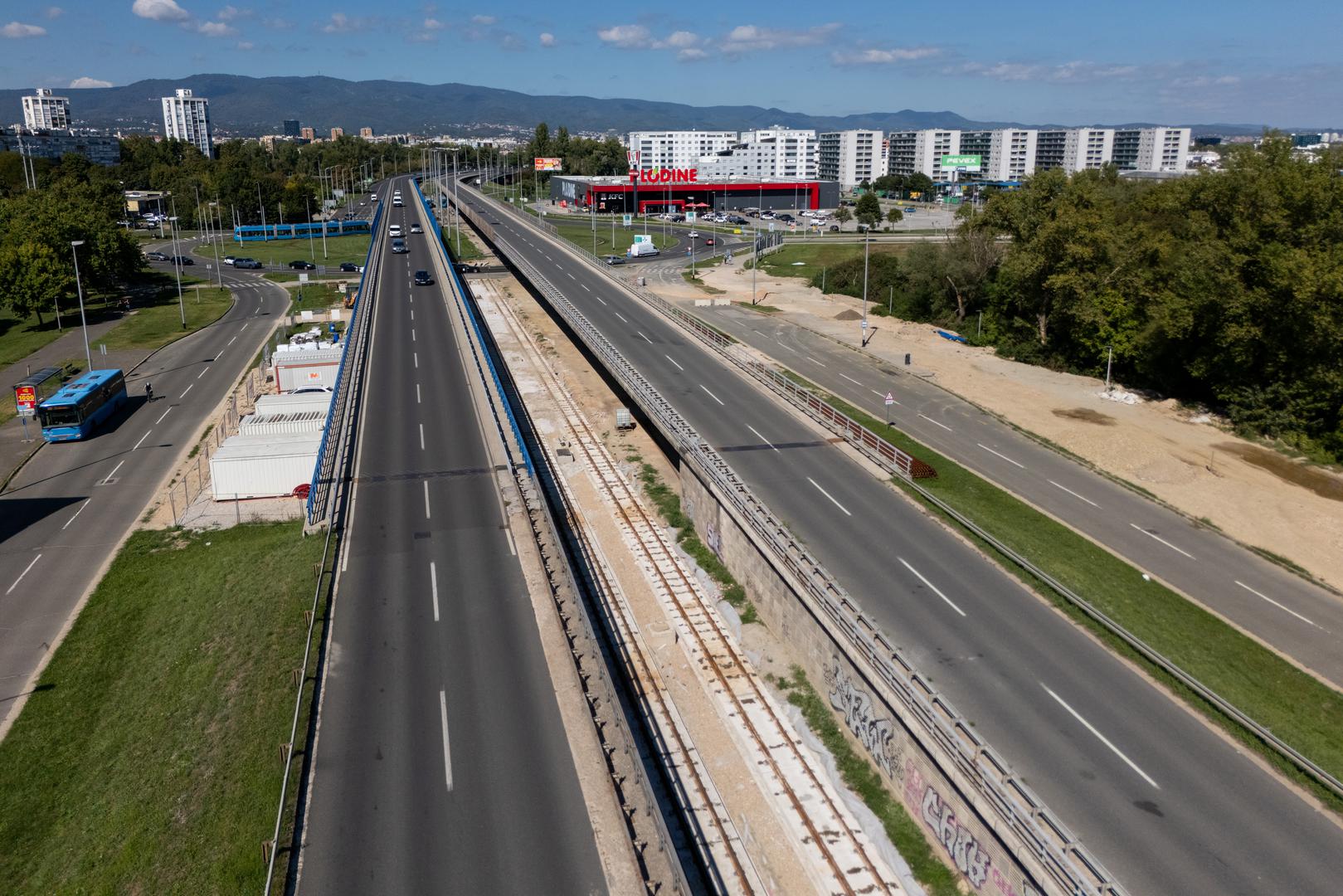 Projekt novog južnog ulaza u grad obuhvaća i gradnju vijadukta preko Ranžirnog kolodvora, od raskrižja s Hrelićkom do spoja na Zagrebačku obilaznicu na čvoru Jakuševec, za što su zadužene Hrvatske autoceste. 