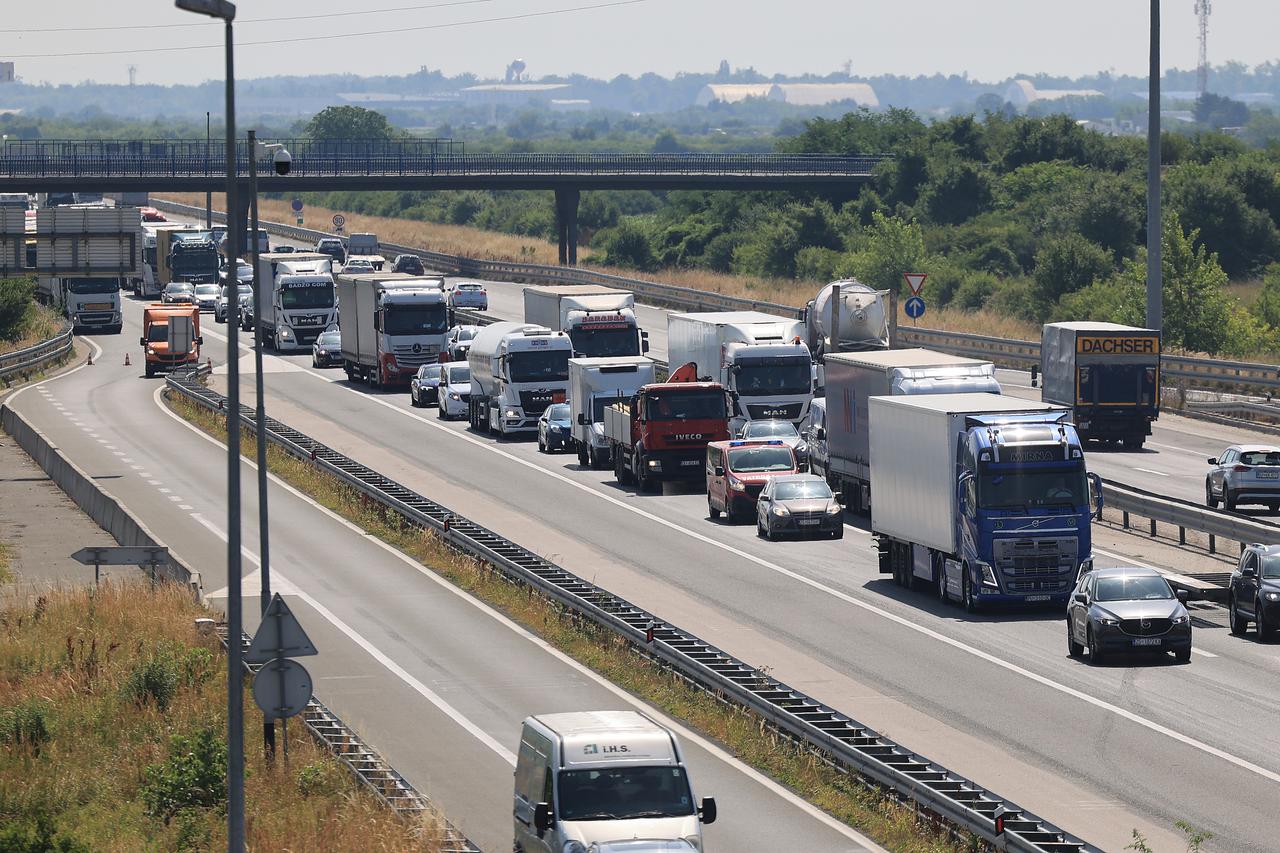 Kamion se prevrnuo na zagrebačkoj obilaznici, teret se rasuo po cesti 