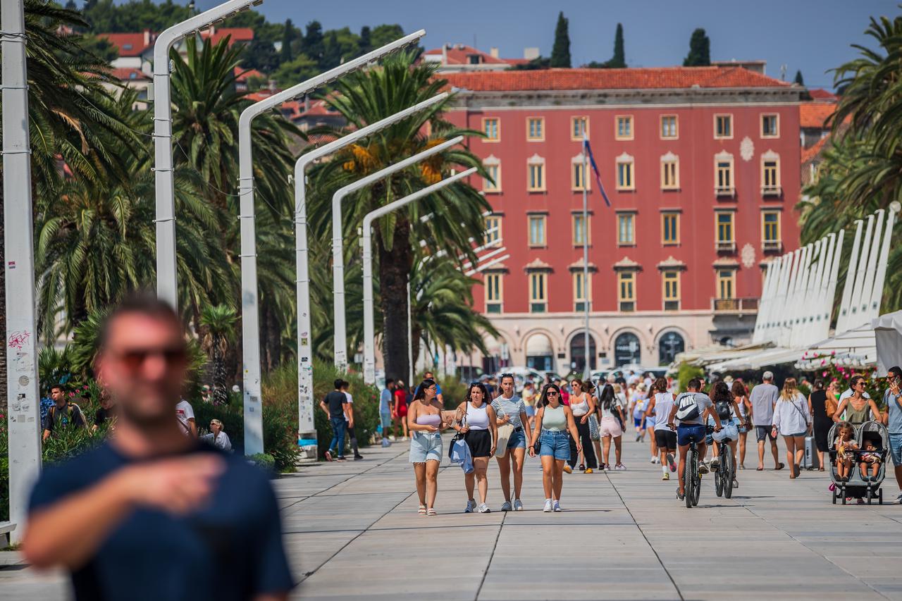 Brojni turisti u razgledavanju grada Splita