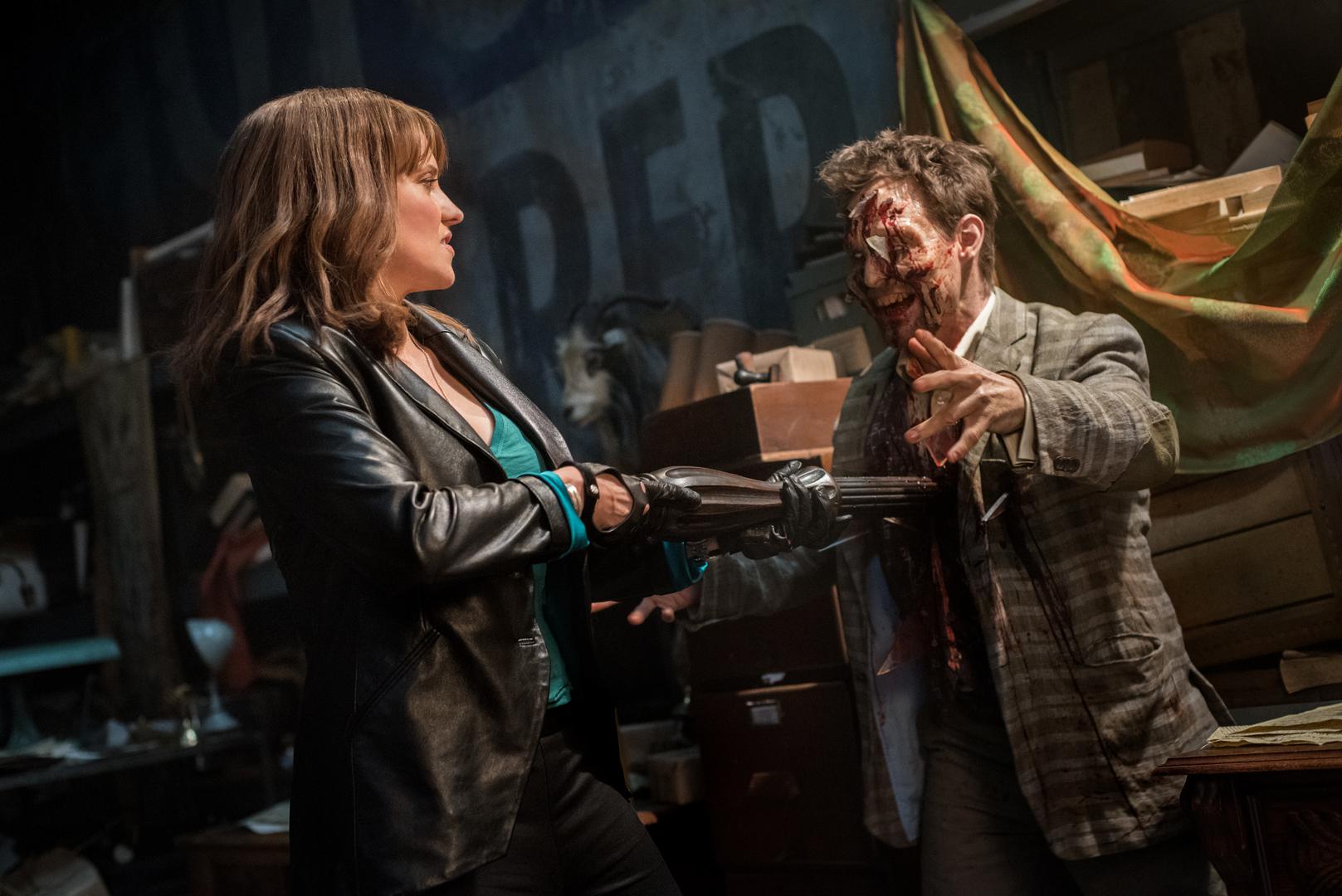 Bez obzira na njezinu borbenu snagu, Xena je bila također, nježna, ranjiva osoba, što je odlično preneseno kroz Lawlessinu glumu. ("Ash vs Evil Dead" (2015) - na fotografiji)