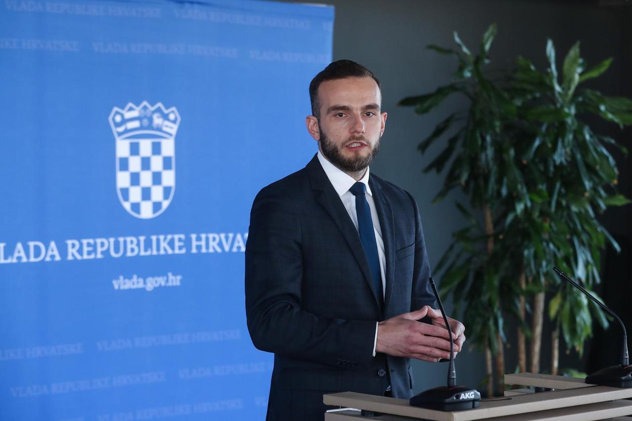 Zagreb: Josip Aladrović dao je izjavu medijima prije početka sjednice Vlade