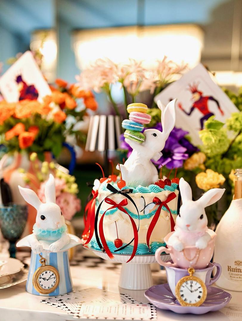 - Jer stil i tradicija mogu plesati zajedno – uz malo kreativnosti, osobnog pečata i čarolije koja nas podsjeća da vjerujemo u nemoguće… baš kao Alisa. SRETAN USKRS svima… neka vaša srca uvijek pronađu put do svog čudesnog svijeta - napisao je Grubnić u opisu objave, u nastavku pogledajte još prizora njegovog raskošnog stola.