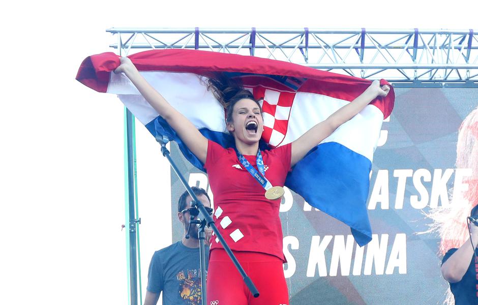 Zlatna olimpijka Matea Jelić svečano dočekana u svom Kninu