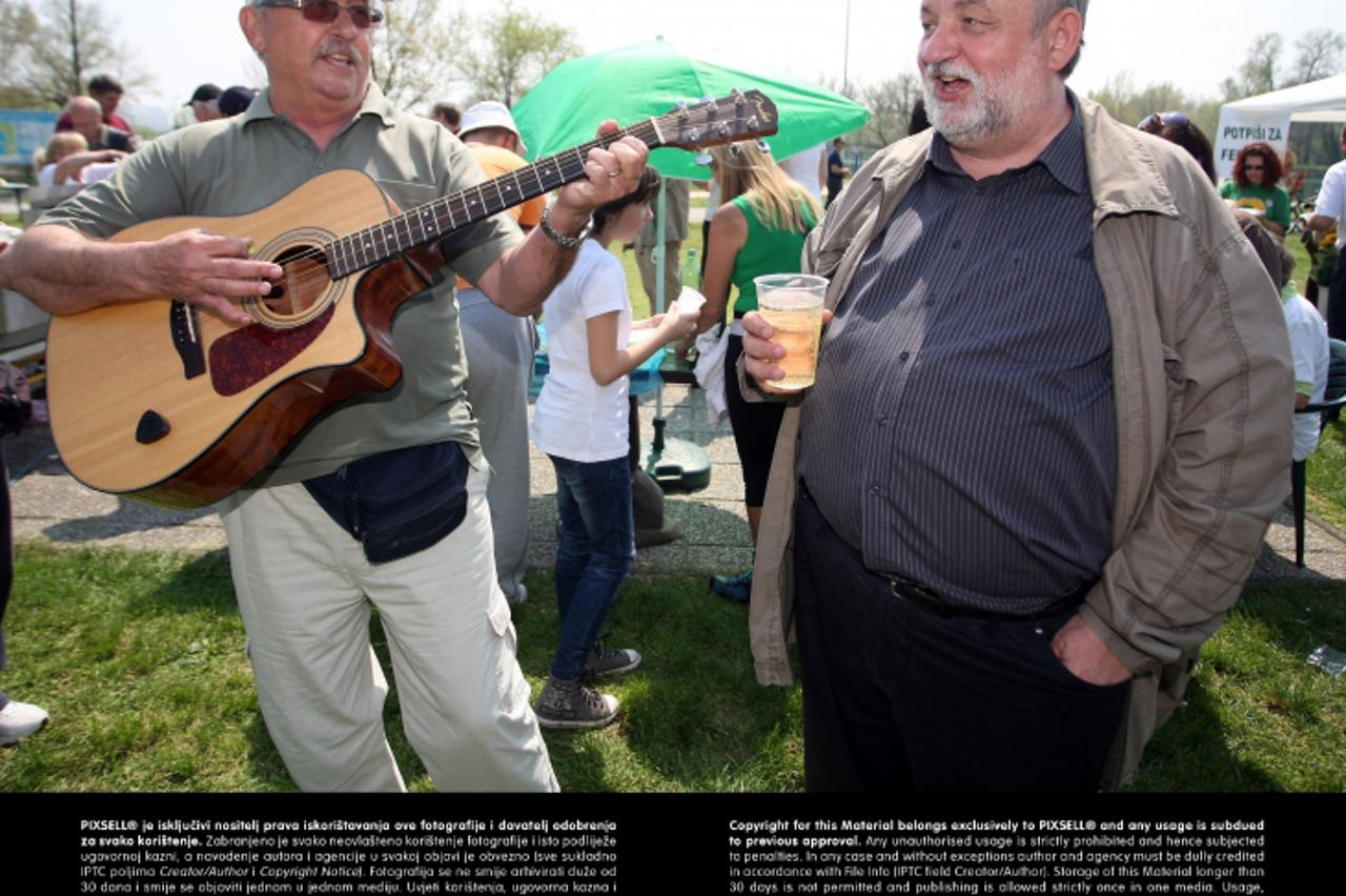 '21.04.2013., jezero Jarun, Zagreb - Vlasta Toth i Vladimir Ferdelji odrzali su konferenciju za novinare i druzili se sa gradjanima uz rostilj i svirku gitare. Photo: Dalibor Urukalovic/PIXSELL'