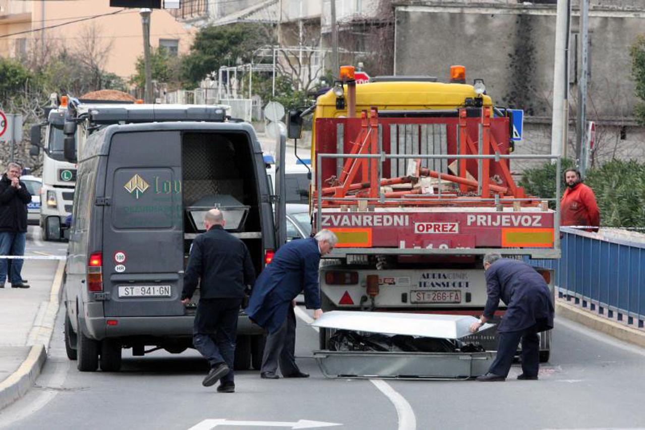 dječak pao pod kamion