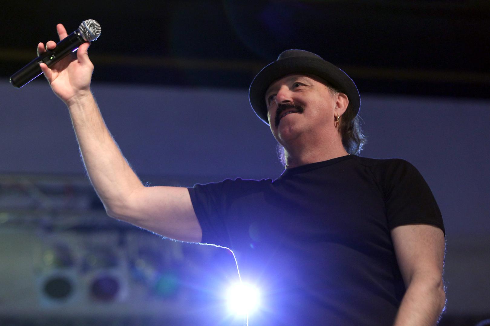 Par je zajedno bio 22 godine, a prije 10 godina vjenčali su se u Dubrovniku. Dok je Džinović za svjedoka odabrao biznismena Filipa Ceptera, Melini je kuma Slavica Radić Ecclestone, bivša supruga vlasnika Formule 1, Bernieja Ecclestonea.