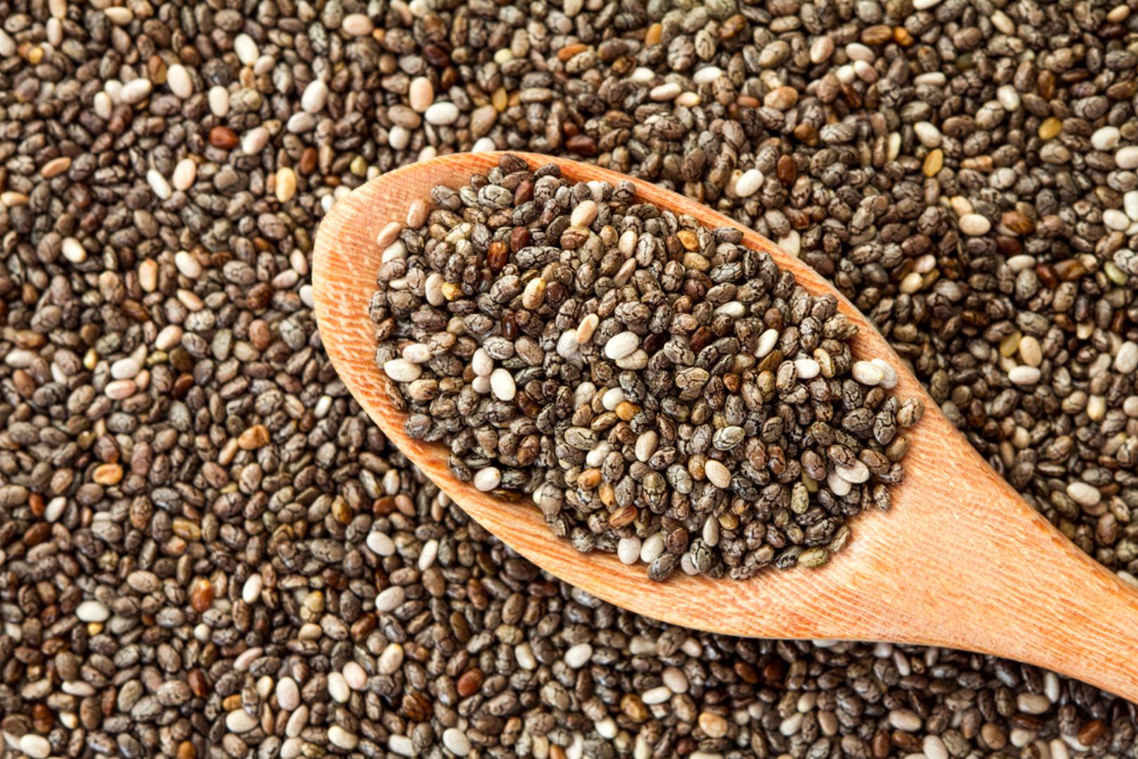 Chia sjemenke – Sadrže brojne antioksidanse koji se dobri za prevenciju raka pluća i prostate. Bogate su vlaknima zbog čega povoljno utječu na probavu te smanjuju šanse za obolijevanje od raka debelog crijeva. Osim toga, ubrzavaju metabolizam i smanjuju razinu masnog tkiva. Jedno istraživanje pokazalo je kako chia sjemenke potiču stanice raka na samouništenje.