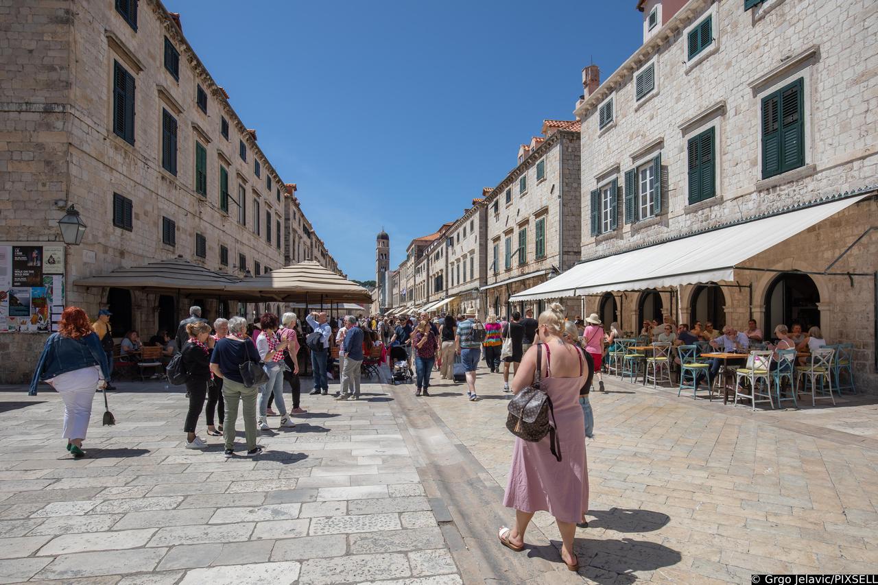 Dubrovnik: Turisti u šetnji starom gradskom jezgrom