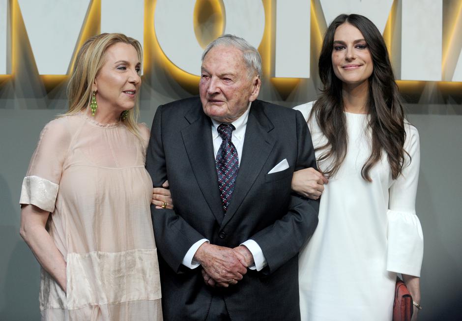 David Rockefeller umro je 2017. u dobi od 102 godine, a zadnji se put pojavio u javnosti godinu dana prije, u pratnji kćeri Susan (lijevo ) i unuke, u Muzeju suvremene umjetnosti u New Yorku