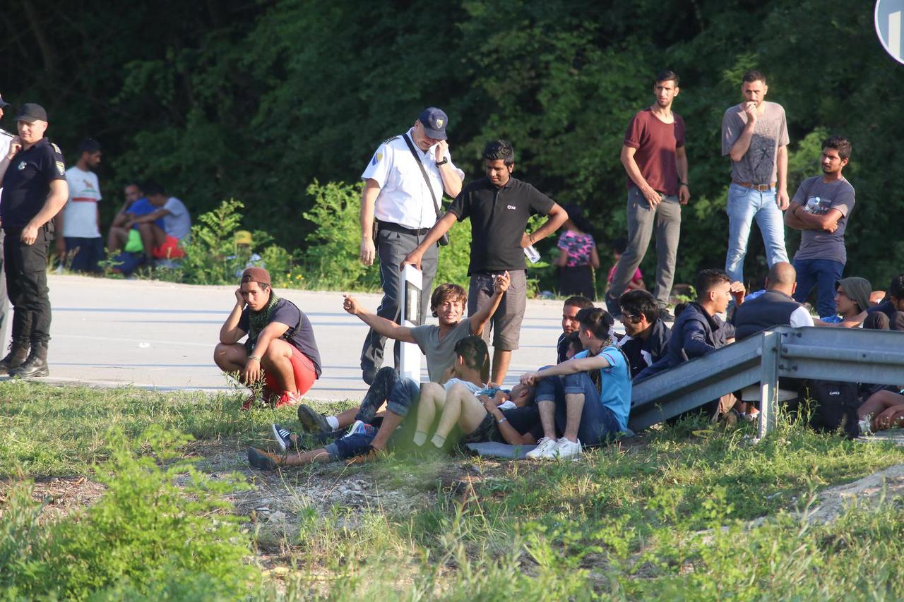 Jake policijske snage osiguravaju granični prijelaz Velika Kladuša - Maljevac, migranti još čekaju