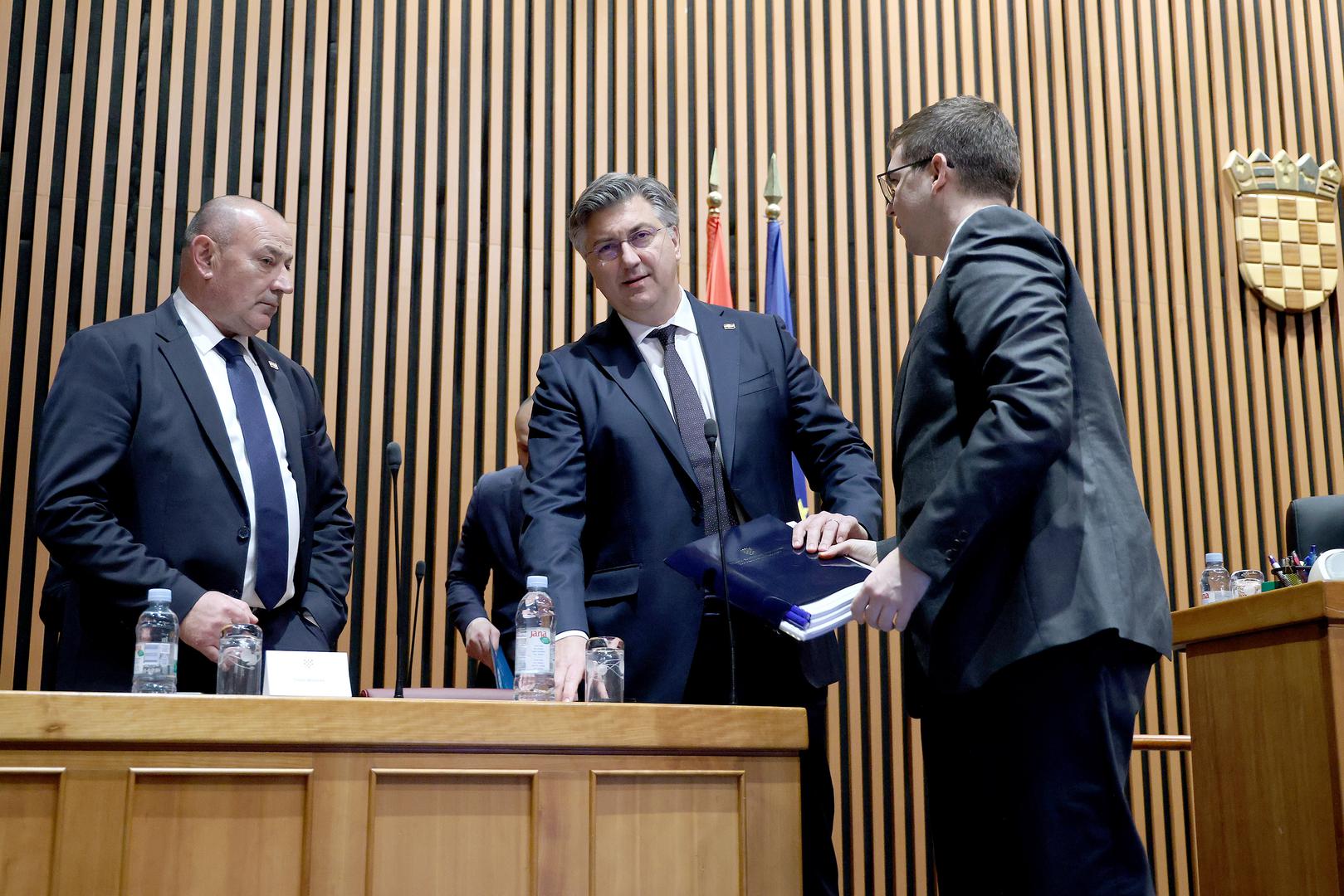 Kako bi uspjela u svom naumu, opozicija je trebala sakupiti 76 glasova. Sabor je o premijerovom opozivu raspravljao početkom tjedna, u cjelodnevnoj raspravi opozicija ga je prozivala za mafijaške elemente u strukturama države te brojne korupcijske afere, od najnovije u kojoj je uhićen Beroš, do afera Ina-MOL, Plin za cent itd.