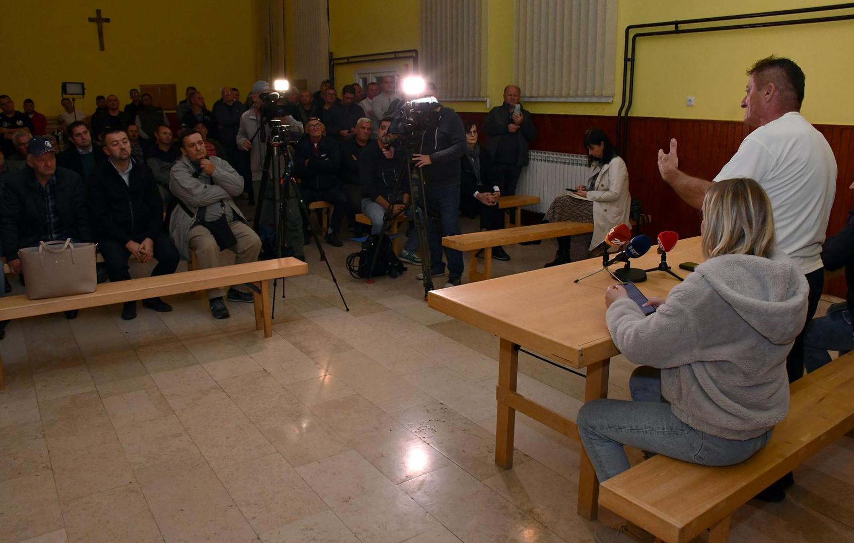 07.11.2023., Trnava - Stozer za obranu hrvatskog sela odrzao konferenciju za medije na temu africke svinjske kuge i zahtjeva za hitni sastanak s premijerom Andrejom Plenkovicem i ministricom poljoprivrede Marijom Vuckovic. Photo: Ivica Galovic/PIXSELL