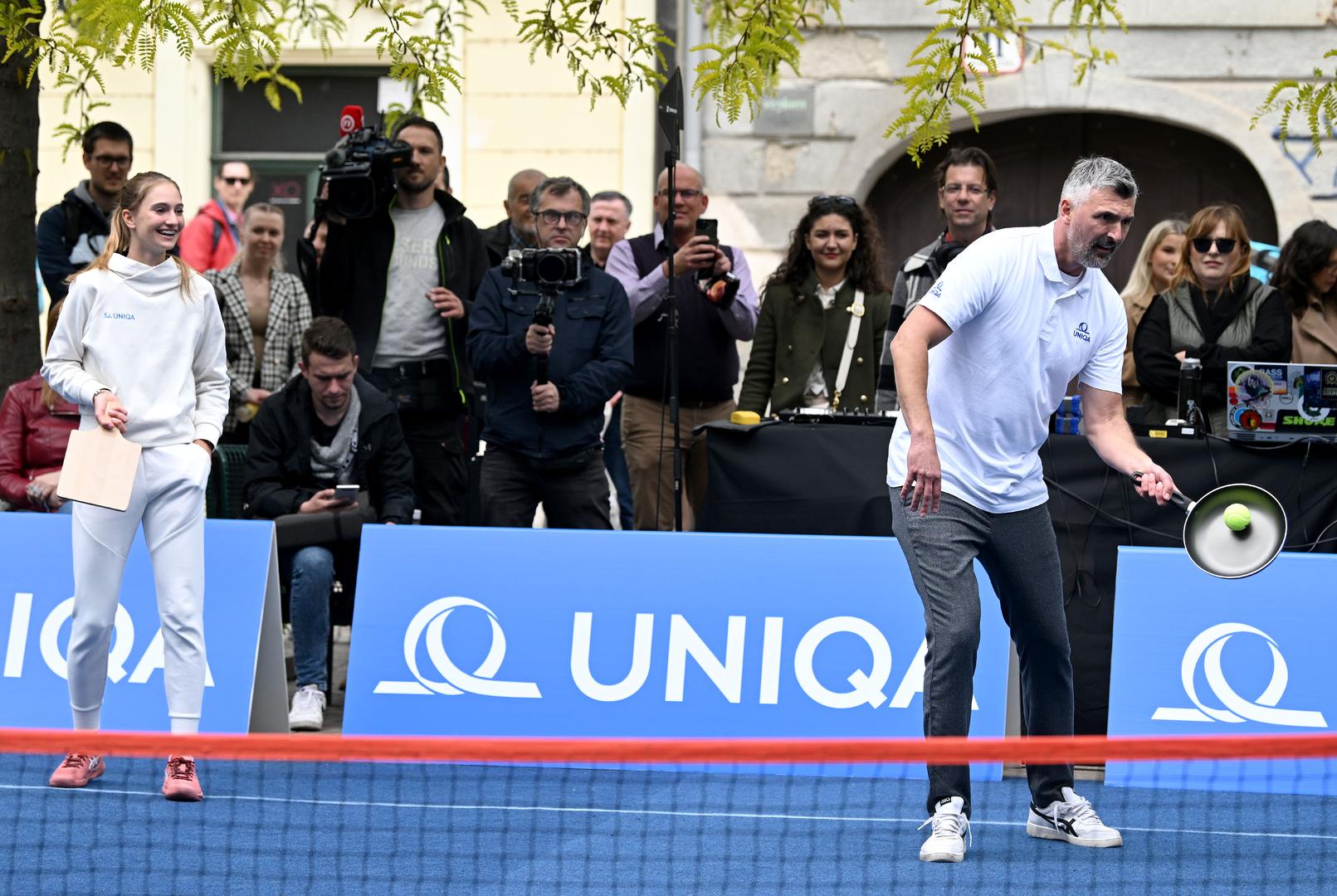 Međutim, postojala je jedva 'kvaka'. Dok su znatiželjnici iz publike igrali s pravim reketima, Ivanišević i mlada Vujović su igrali s raznim kućanskim predmetima, poput tave, kuhače i daske za rezanje, što je prouzročilo puno smijeha i zabave među nazočnima.