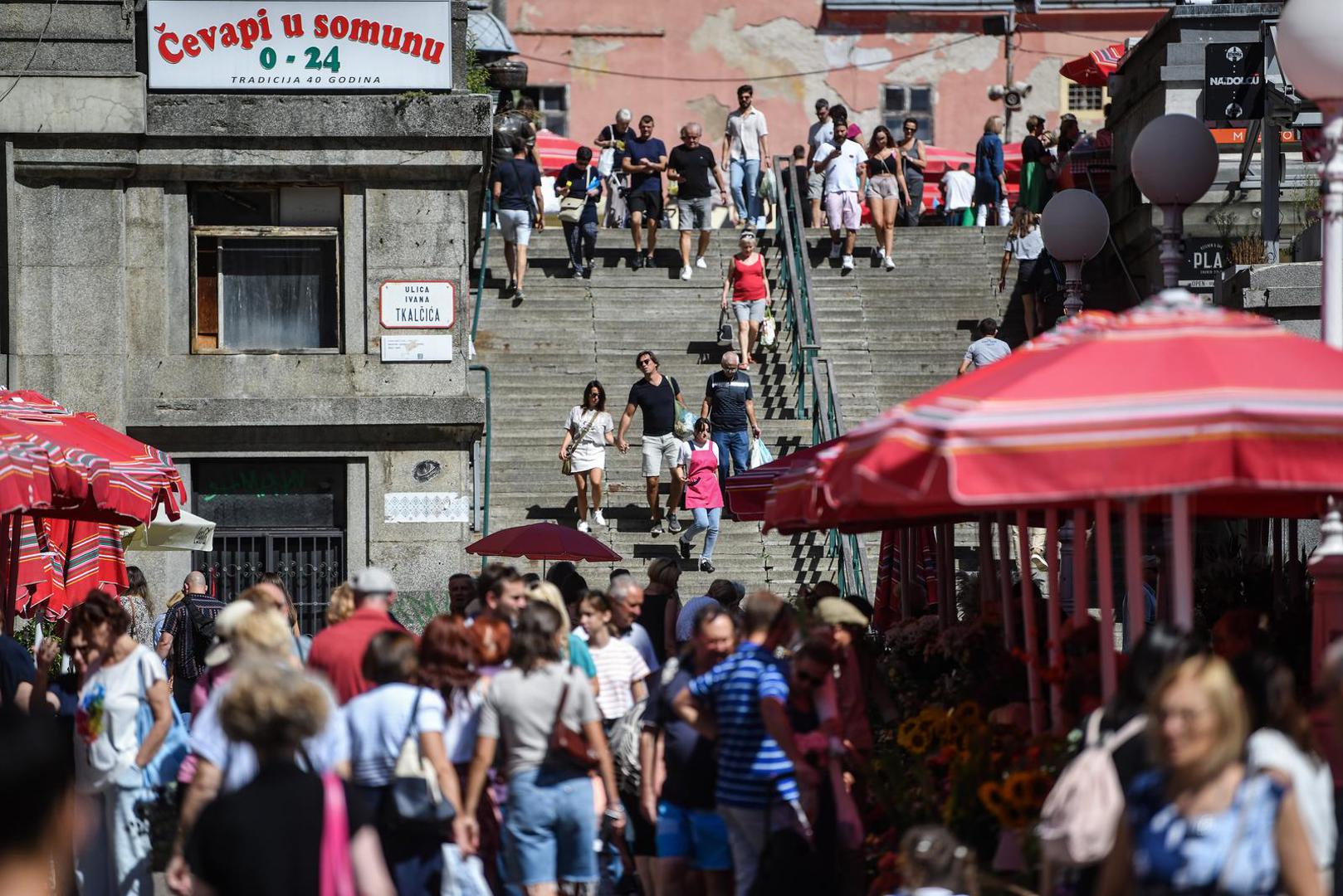 Prijepodne sunčano i mirno, na širem području grada ujutro ponegdje magla. Od sredine dana mjestimice jači razvoj oblaka, moguć je pljusak praćen grmljavinom. Vjetar slab, popodne umjeren sjeverni i sjeveroistočni. Jutarnja temperatura zraka od 15 do 18, a najviša dnevna između 27 i 29 °C. 