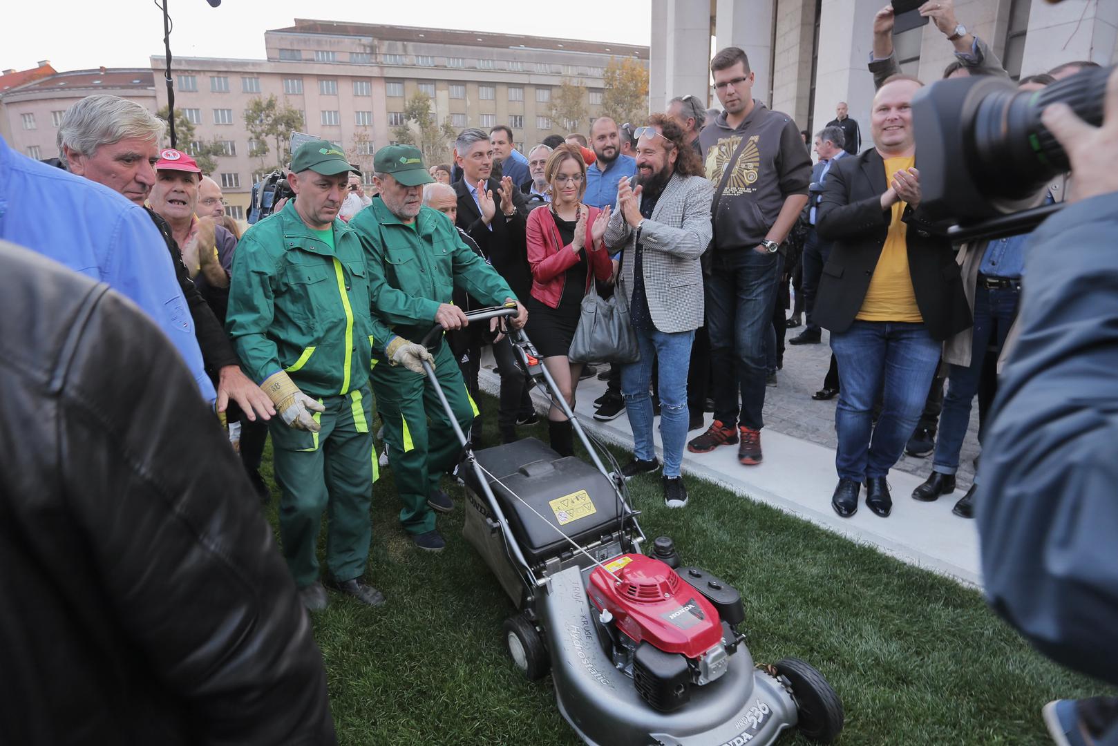 Bilo je to u listopadu 2018. godine. Tada zagrebački gradonačelnik Milan Bandić obukao se u odijelo djelatnika Zrinjevca, u ruke uzeo kosilicu te krenuo kositi travu na netom uređenom Trgu žrtava fašizma.
