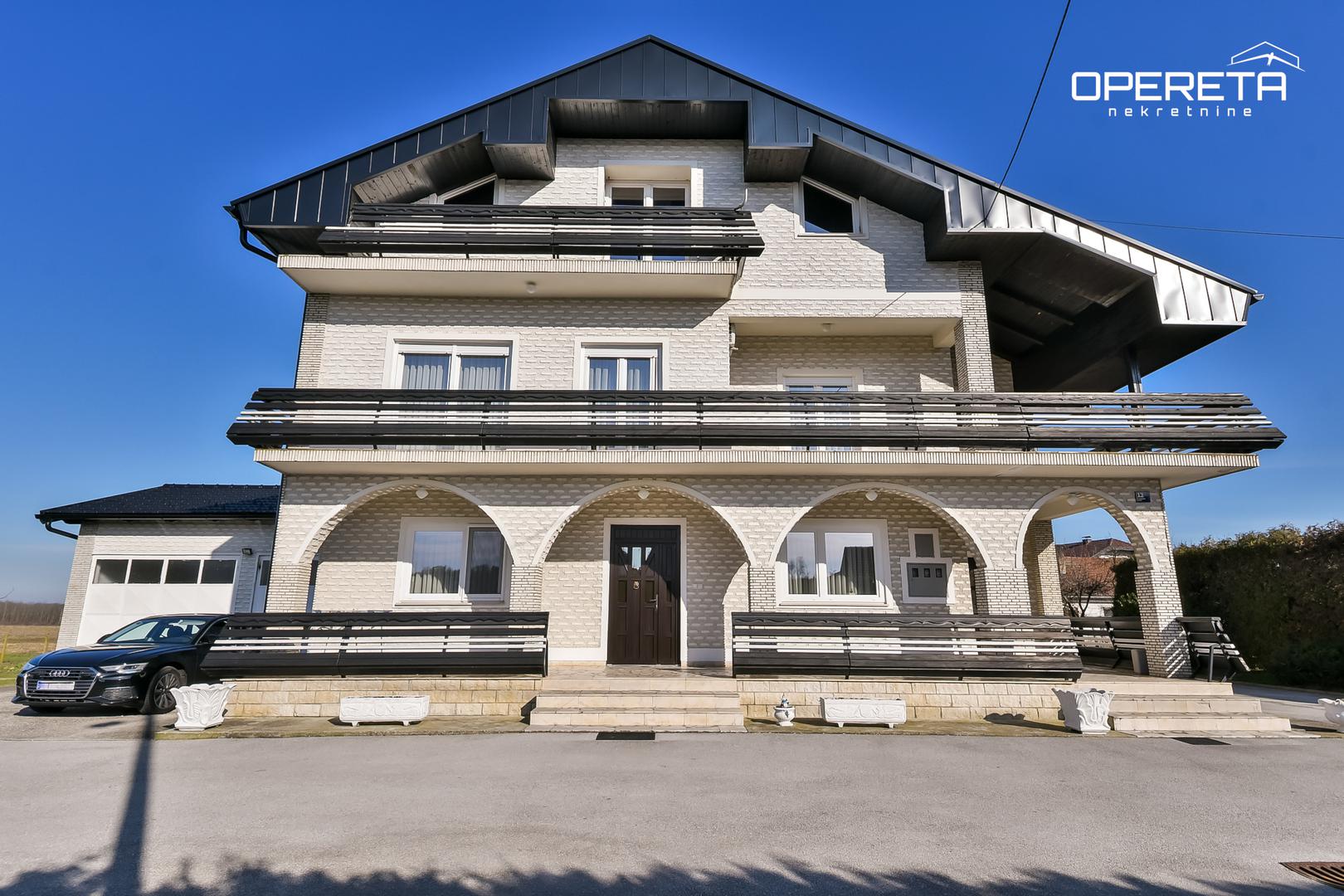 Kuća se nalazi na prostranom zemljištu od 2500 m², dok stambena površina iznosi približno 300 m².

