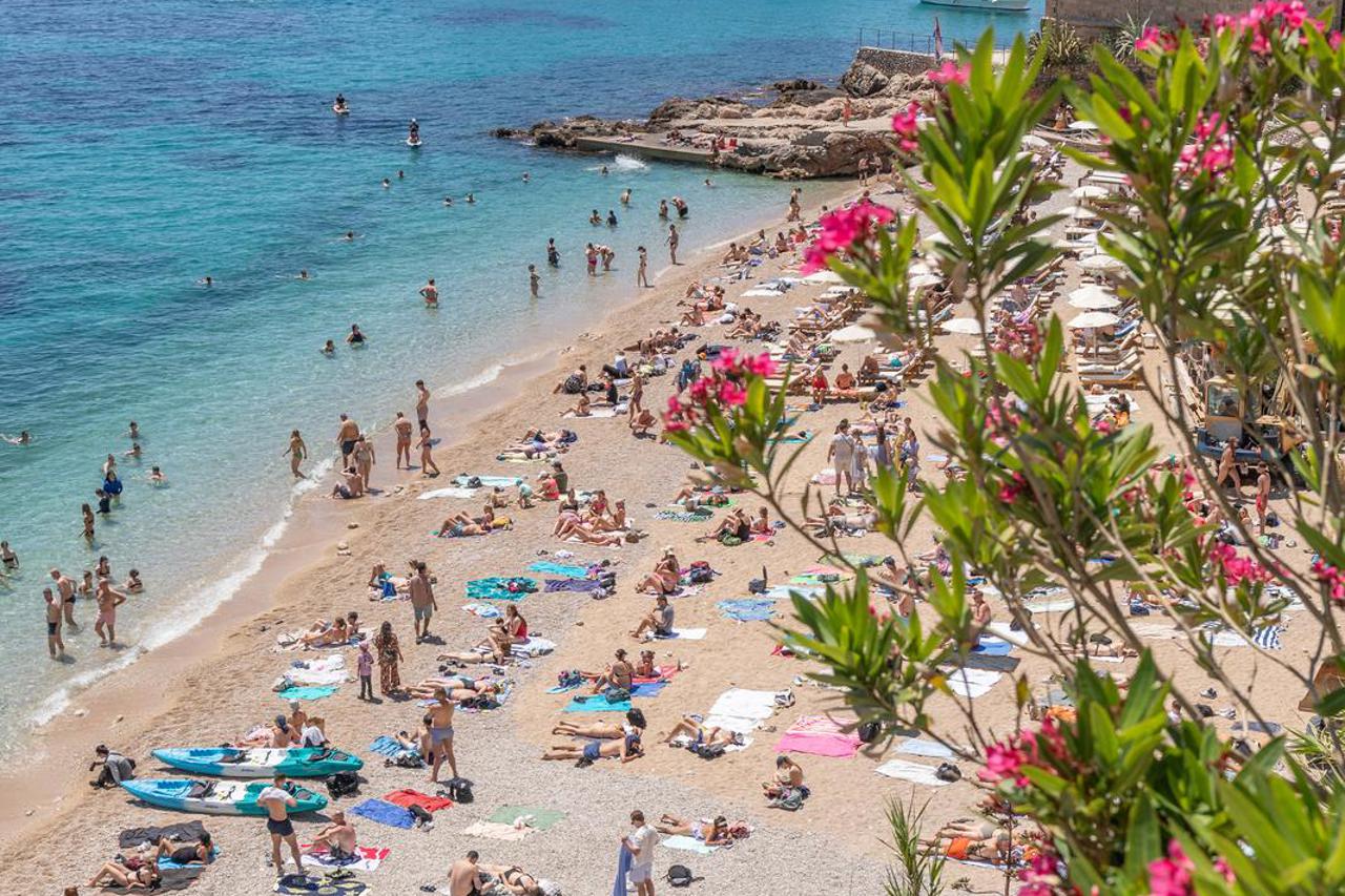Dubrovnik: Najpoznatija dubrovačka plaža Banje puna je kupača