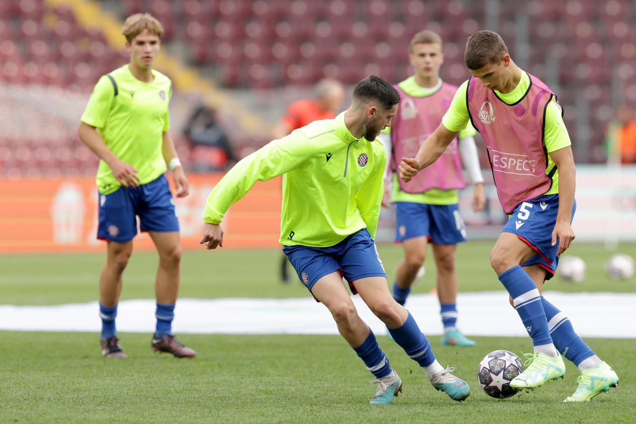 Ženeva: Zagrijavanje nogometaša Hajduka i Milana uoči početka polufinalnog susreta Lige prvaka mladih