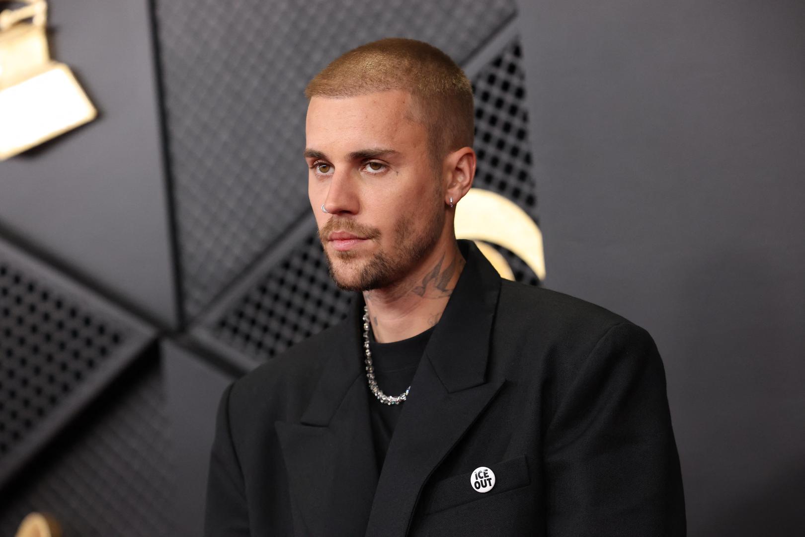 U nedjelju, 1. veljače, 31-godišnji pjevač izveo je pjesmu "Yukon" — koja je bila nominirana za najbolju R&B izvedbu — noseći samo ljubičaste satenske bokserice (koje su odgovarale njegovoj gitari) i crne čarape, pokazujući pritom trbušnjake i brojne tetovaže.