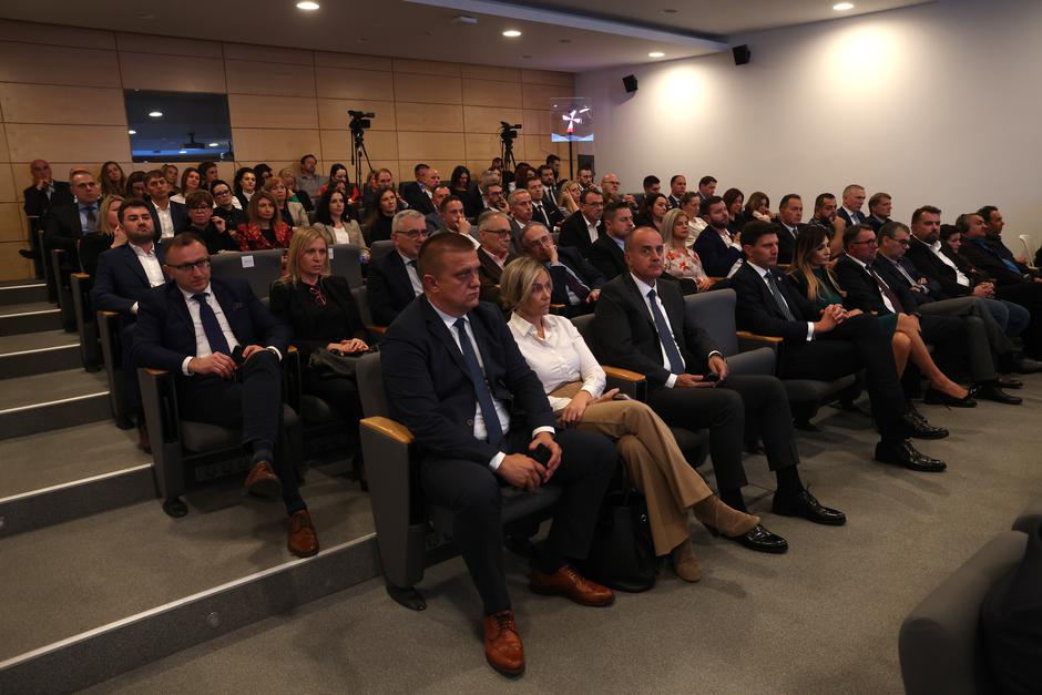 Koprivnica: Konferencija "Hrvatska kakvu trebamo", panel: "Pokretači gospodarstva u vrijeme krize"