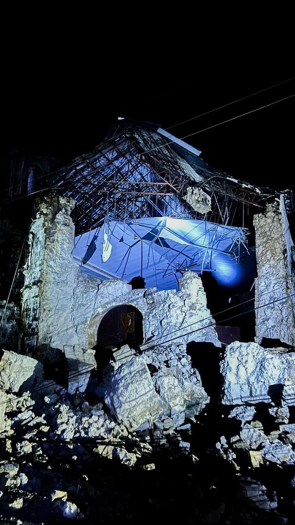 „Pada jaka kiša i nema struje, pa nam je stvarno potrebna pomoć, posebno u sjevernom dijelu jer je nestašica vode nakon što su opskrbne cijevi oštećene potresom“, rekao je Reynes za DZMM radio.

