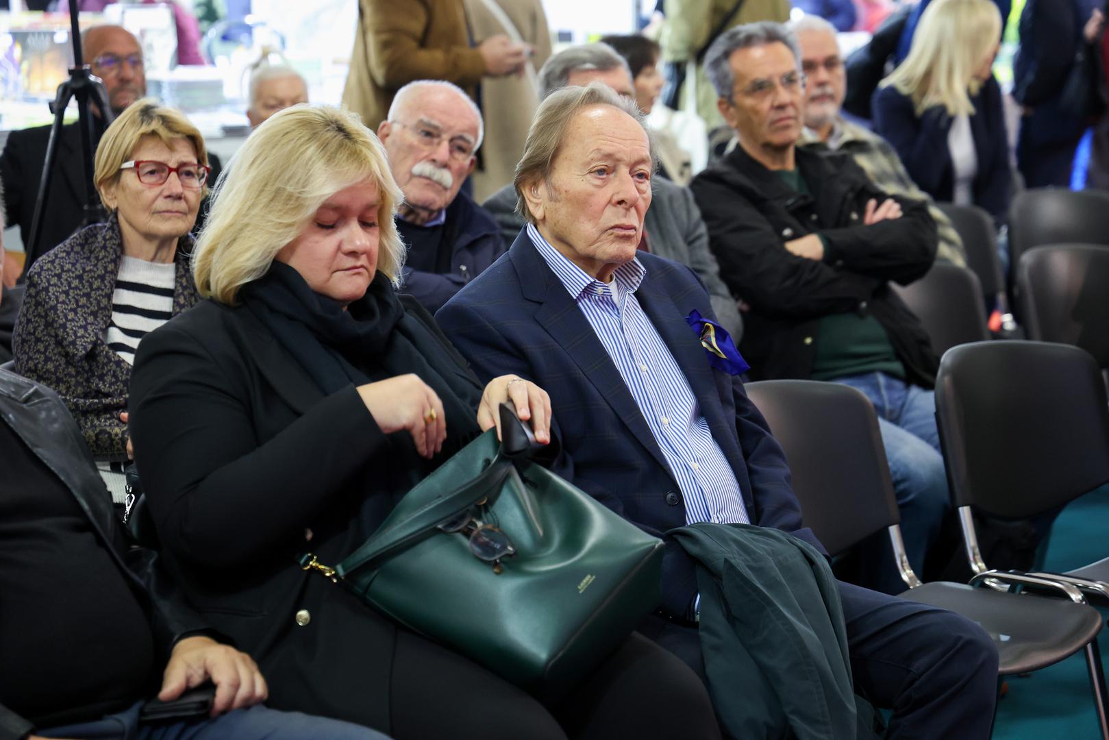 Među prisutnima zabilježen je i naš proslavljeni glazbenik Miro Ungar, koji je na događaj stigao u pratnji svoje 42 godine mlađe supruge, Sare Ungar.