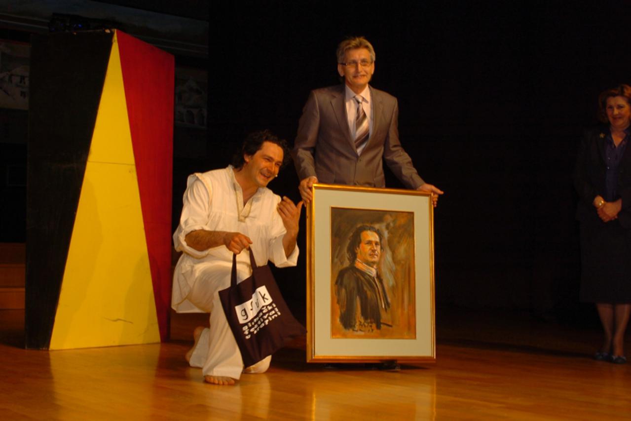 '09.04.2010., Festivalska dvorana, Krapina - Na otvorenju 3. glumackog festivala u Krapini glumac Adam Koncic dobio je svoj portret od slikara Stjepana Dukica Piste. Photo: Matija Topolovec/PIXSELL'