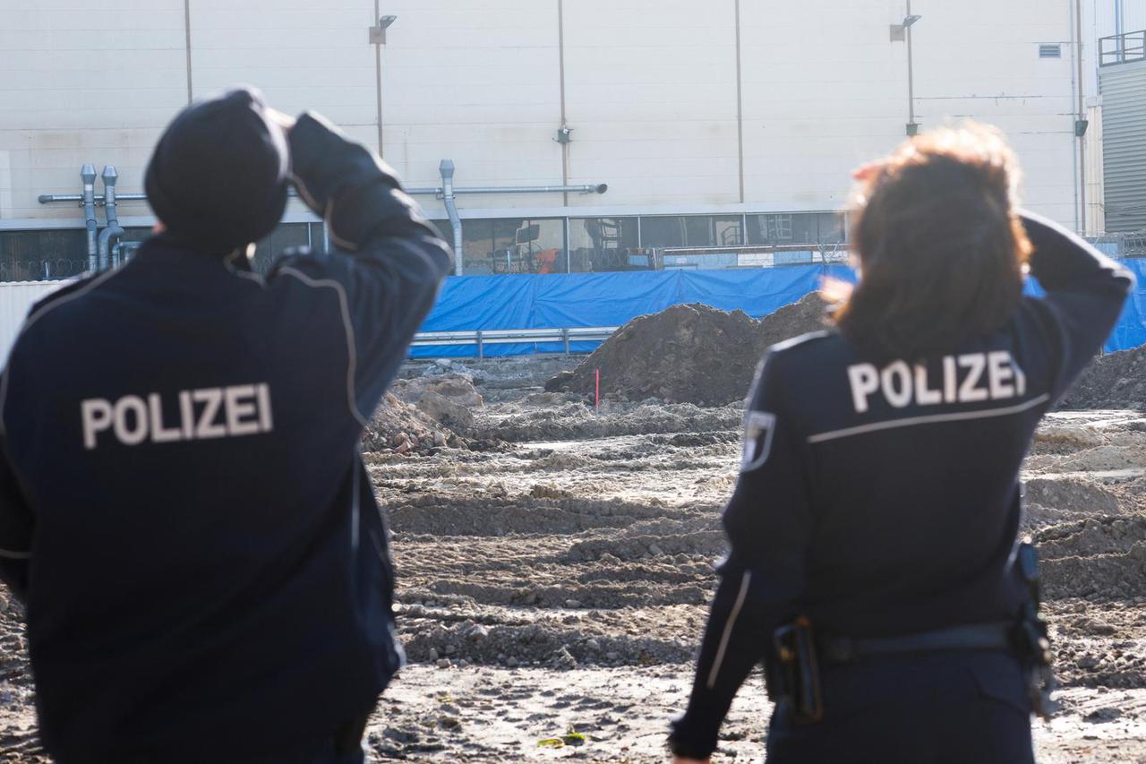 Specialists detonate a bomb from World War II in Berlin