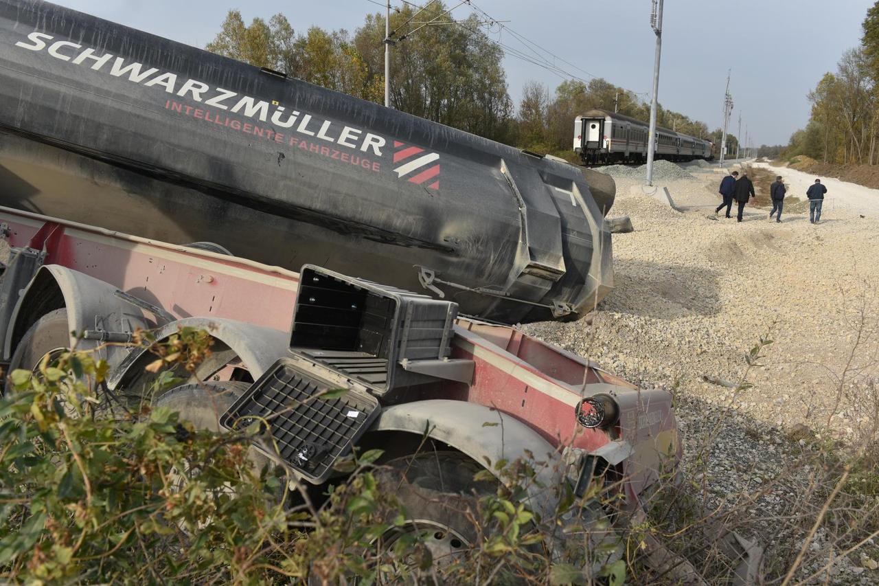 Brzi vlak kod Vrbovca udario kamion