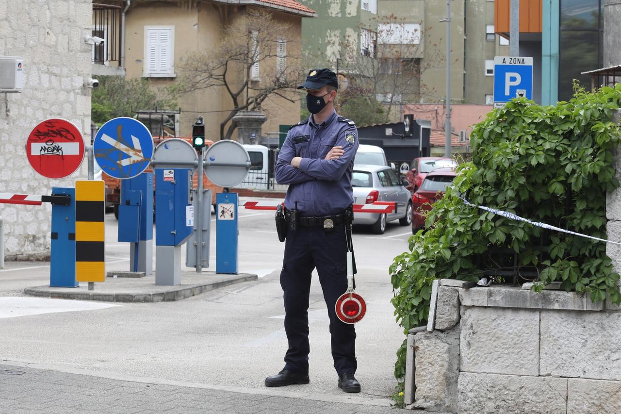 Policija ispred šibenskog SDP-a gdje je netko kod ulaza ostavio eksplozivnu napravu 'zvončić'