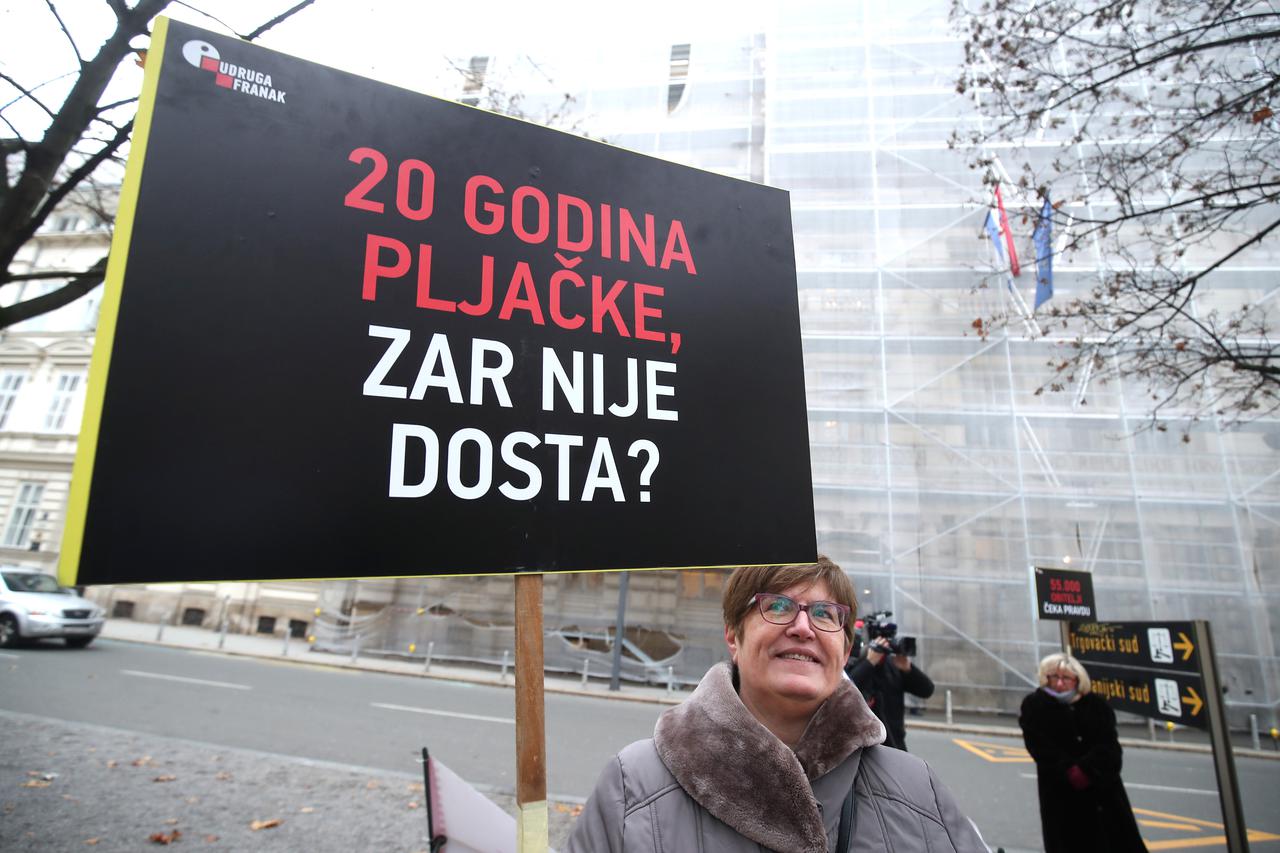 Članovi Udruge Franak okupili se na Zrinjevcu uoči nastavka Sedme sjednice Građanskog odjela Vrhovnog suda Republike Hrvatske 