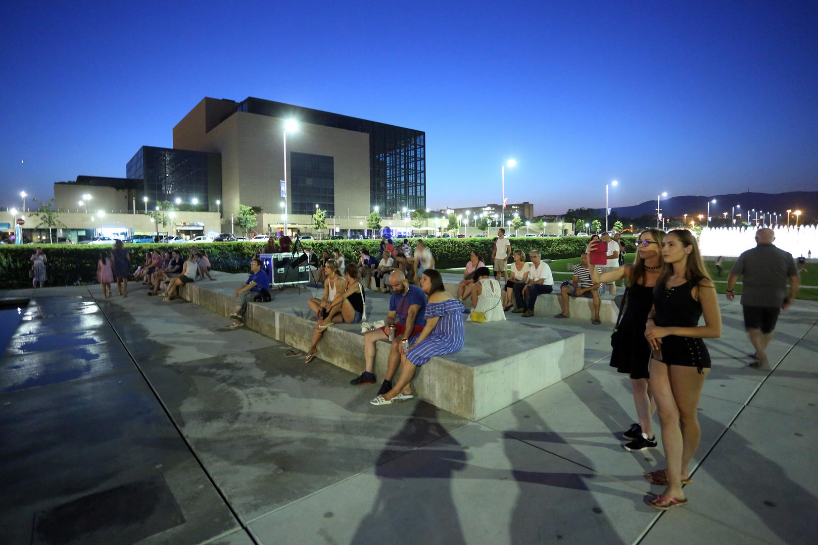 Sjajan ugođaj i dirljive fotografije uz okupljene ljude, dostojanstveno su ispratile "morskog vuka". 