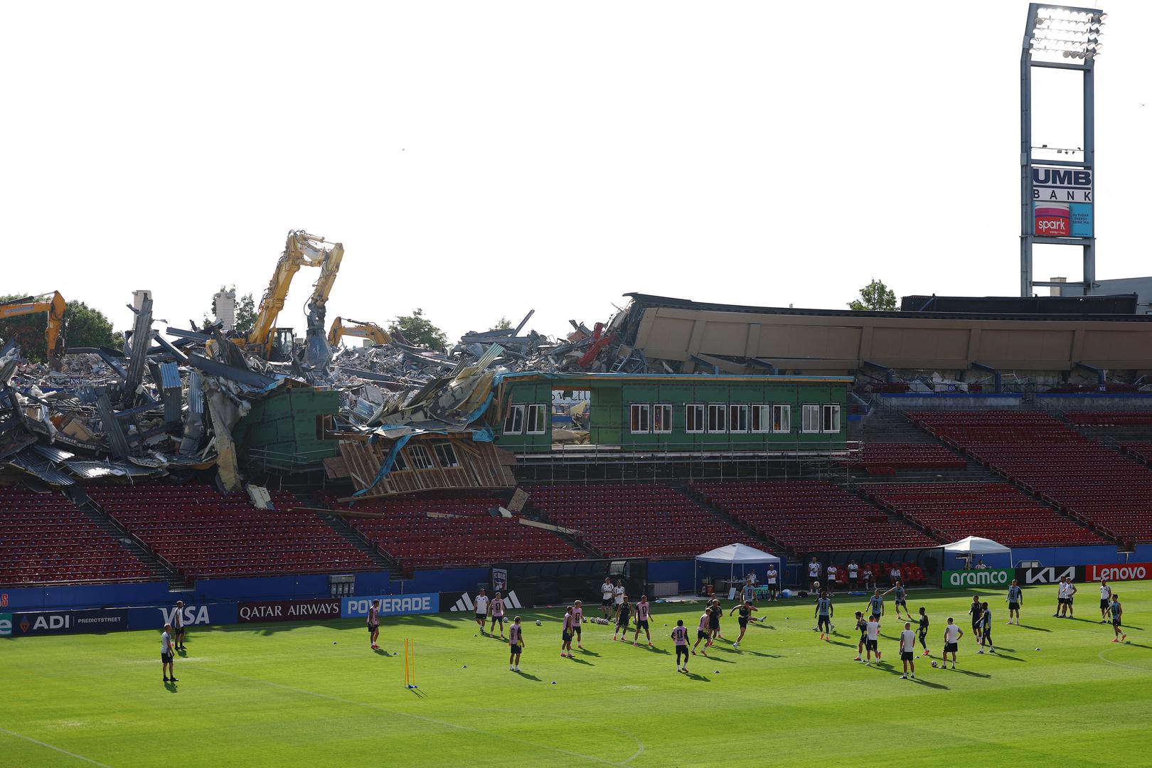 Švedska momčad u Teksas je stigla početkom lipnja kako bi se prilagodila lokalnim uvjetima, klimi i terenu. Stadion Toyota, dom MLS kluba FC Dallas, trenutno prolazi kroz temeljitu modernizaciju vrijednu 182 milijuna dolara. 