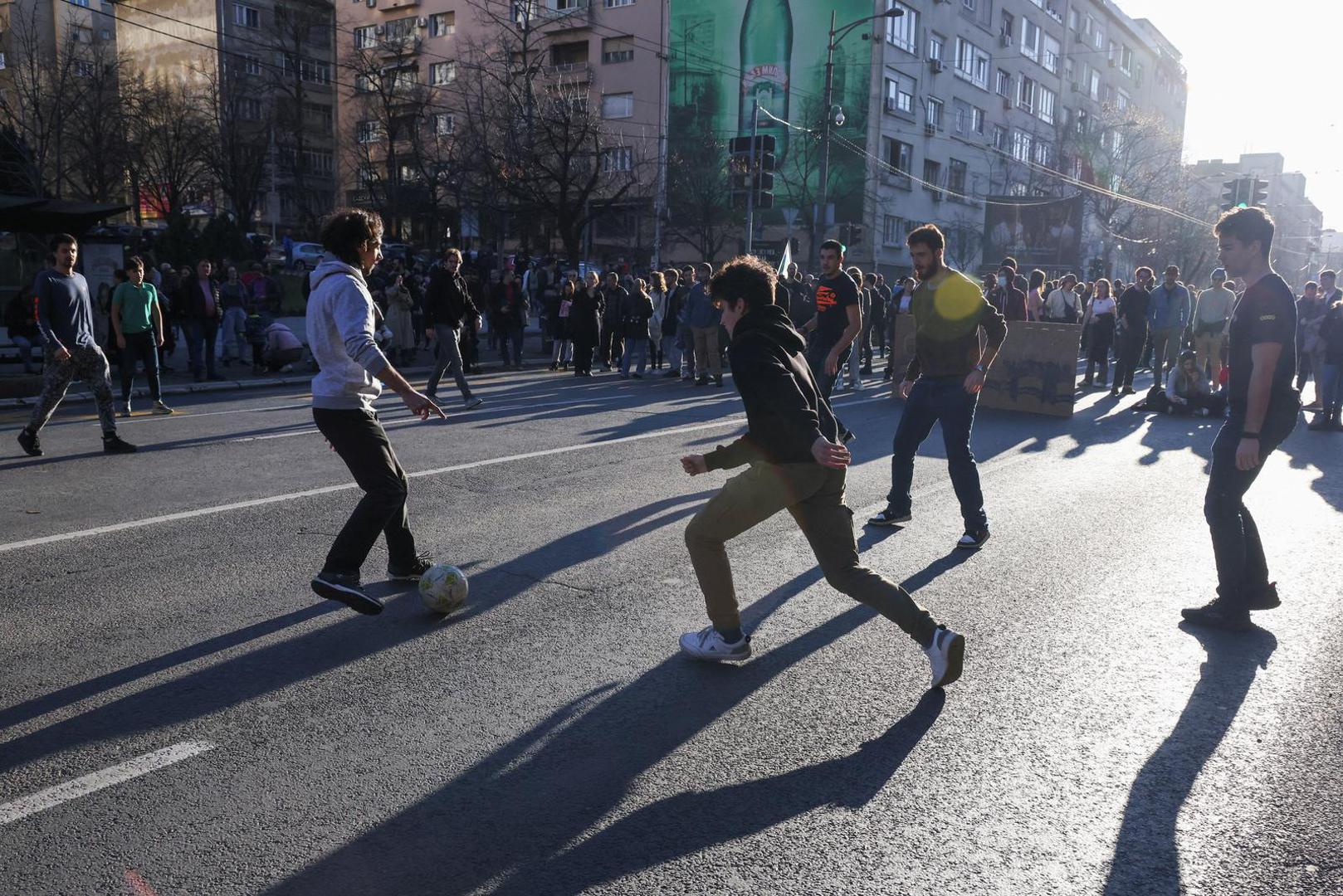 People play football as students block the road, during a protest against alleged major election law violations in the Belgrade city and parliament races, in Belgrade, Serbia, December 25, 2023. REUTERS/Zorana Jevtic Photo: ZORANA JEVTIC/REUTERS