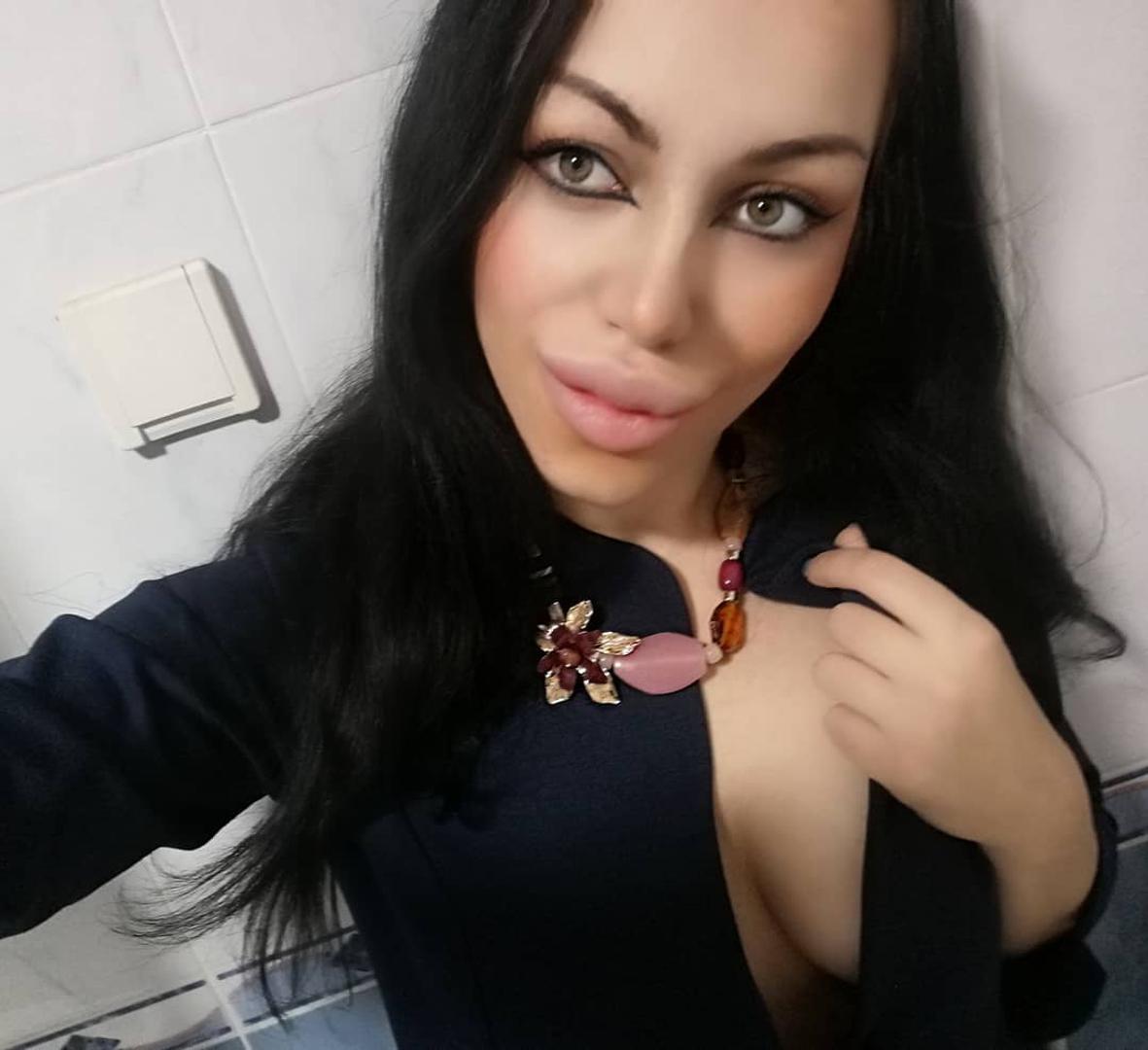 - "Nisam imala ništa s njim, ali sam ga jako puno puta vidjela. Poklonila sam mu neku sliku, pismo, ali to je tajna što sam mu napisala. Ja ga pratim i na Instagramu, ali on mene ne. On gleda priče na fan stranicama. Bila sam u kontaktu s jednim boksačem koji je prijatelj s njim. Imam neku komunikaciju s Ronaldom, ali to sad nije bitno. Možda ću otići u Španjolsku. Sada zbog korone je malo teže, ali voljela bih pričati s njim puno više. Taj trenutak kada sam ga zagrlila je nešto neopisivo. Jako je lijepo što mi se to dogodilo. Tresla sam se od uzbuđenja. Htjela sam ga sresti pa sam samo zbog toga unajmila sobu u istom hotelu gdje je i on bio. To su veliki troškovi, ali izdvojila sam za to.