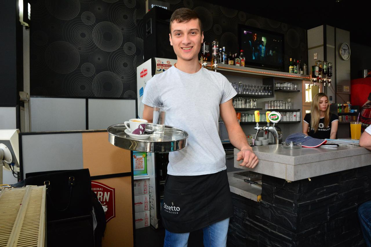 DKS_56137033 06.05.2016., Slavonski Brod - Ivan Marinic, prva muska primalja u Hrvatskoj, u ocekivanju posla u struci radi kao konobar. Photo: Ivica Galovic/ PIXSELL