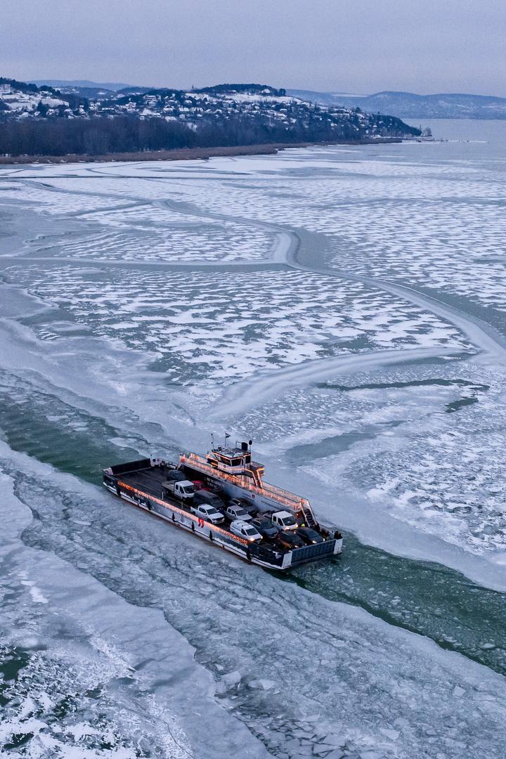 Prognoze pokazuju da bi daljnje mrazne noći mogle ojačati ledeni pokrov u nadolazećim danima. Vlasti napominju da Balaton još nije pogodan za klizanje ili bilo kakve zimske sportove. Čak i tamo gdje se led čini čvrstim, skrivene slabe točke predstavljaju ozbiljnu opasnost.