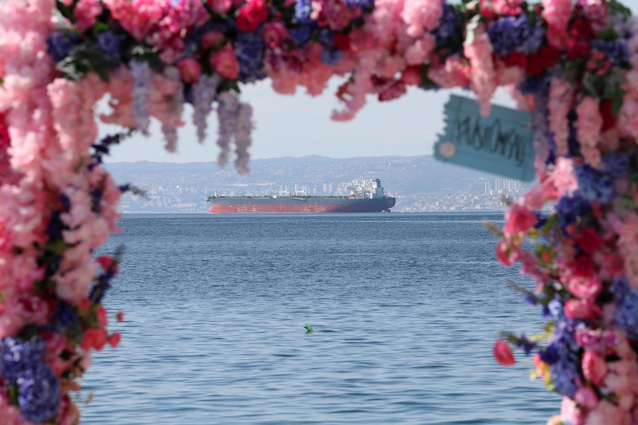 Tanker Valtamed Valletta isplovljava s terminala u Omišlju