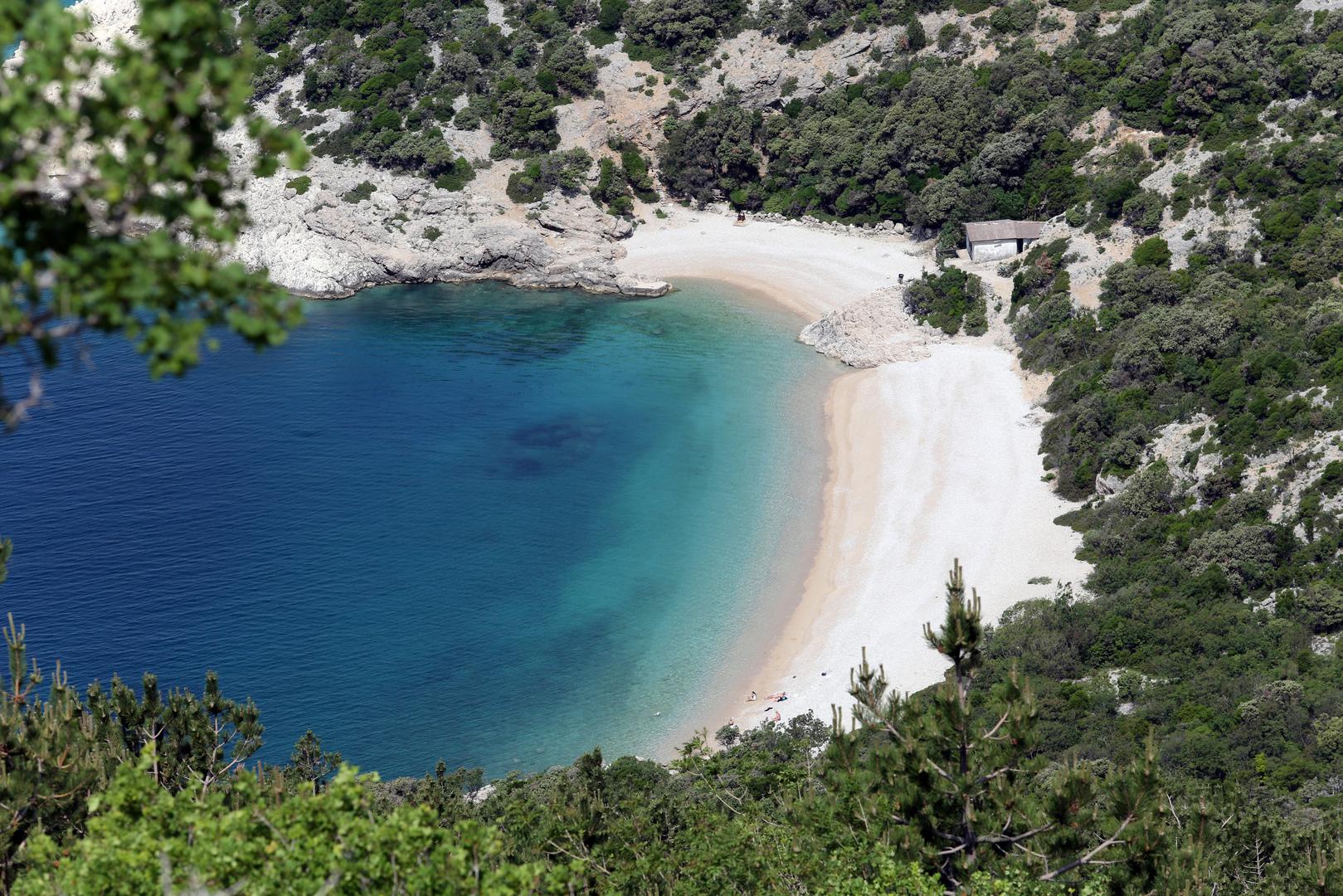 12. Lubenice, otok Cres: Od Lubenica, slikovitog zaseoka smještenog na rubu litice visoke 378 m, najidiličnija plaža otoka Cresa čini se primamljivo blizu, ali do nje se može doći samo strmim i zahtjevnim jednosatnim spustom stjenovitom stazom. Neustrašivi su nagrađeni netaknutim bijelim šljunkom i tirkiznom vodom, ali i oni koji dolaze brodom. U uvali Žanje nalazi se čarobna Modra špilja u kojoj se nalazi mala šljunčana plaža.