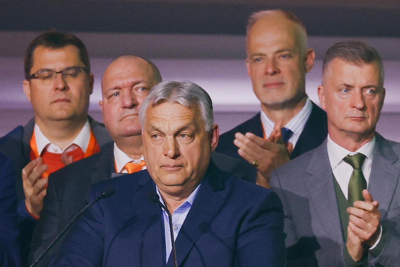 "Više od 30 godina smo zajedno ovdje. Proživjeli smo i teške i lake, lijepe i tužne godine, ali jedno svi ovdje u ovoj dvorani, a i u cijeloj zemlji mogu znati: mi se ne predajemo. Nikada, ali nikada", rekao je predsjednik Fidesza.