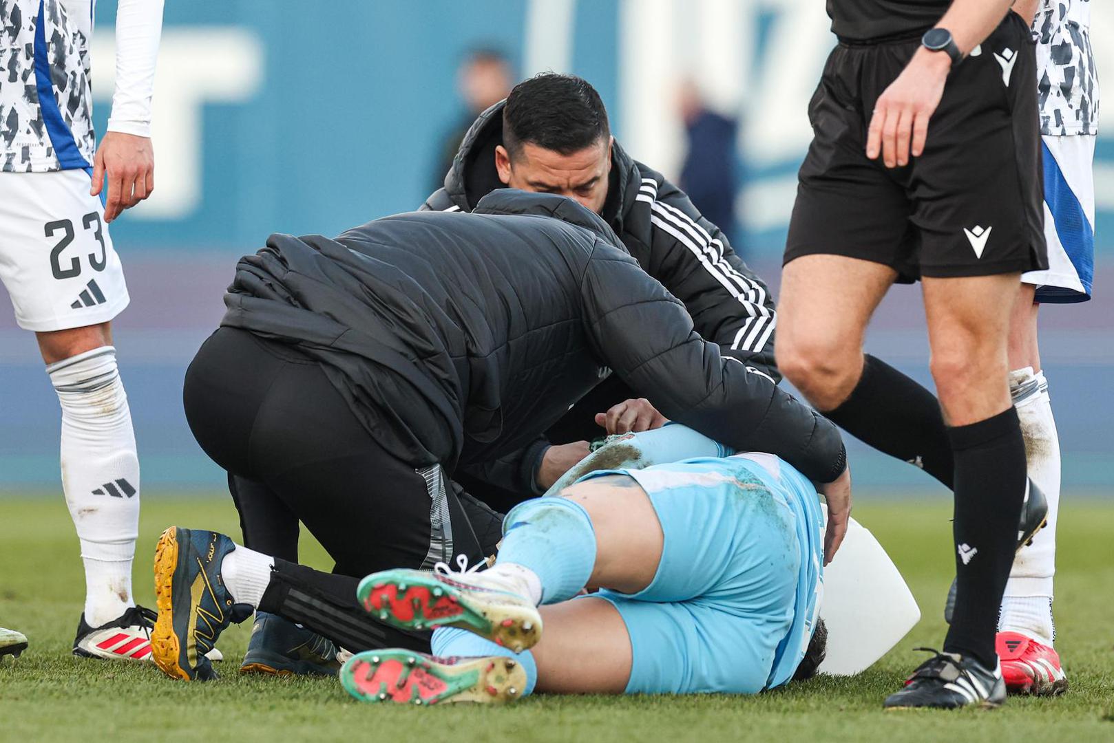 Duboko u sudačkoj nadoknadi na kraju derbija, Niko Galešić je neoprezno startao i kopačkom u lice lupio vratara Hajduka Ivana Lučića.