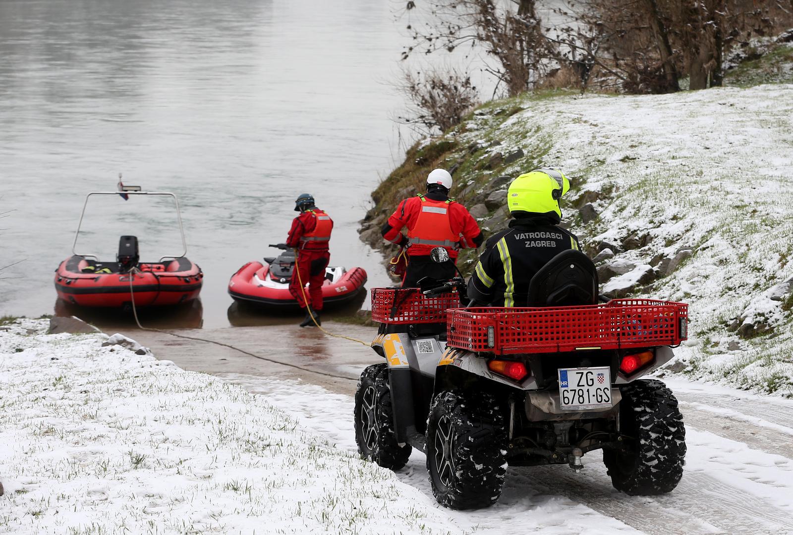 16.01.2025., Zagreb - Vatrogasci, policija, HGSS i Civilna zastita uz rijeku Savu kod toplane nastavljaju s potragom za nestalim dijetetom. Photo: Zeljko Lukunic/PIXSELL