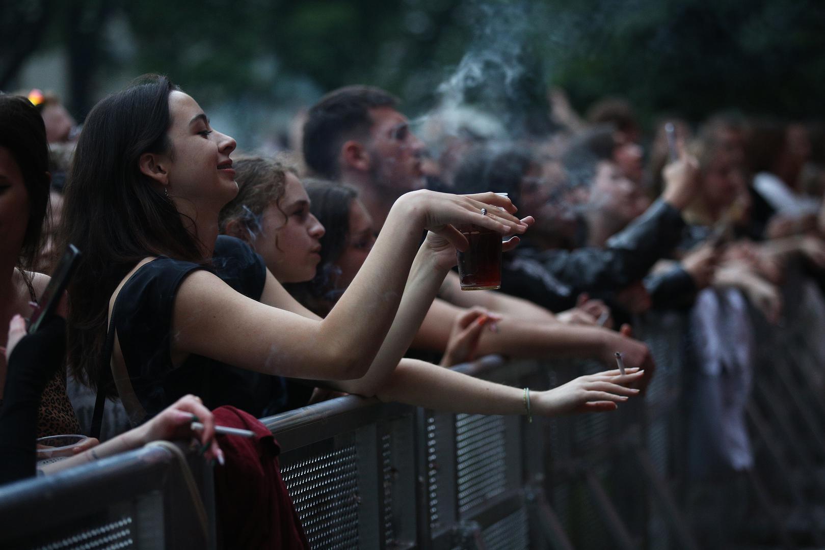 Jako sam popustljiv, je*i ga, ja sam izbjegličko dijete. Ljudi nisu bili popustljivi prema meni i sad sam to možda krenuo na previše ali mislim da je najbitnije biti prisutan i ja sam zadovoljan svojom prisutnošću. Djeca nisu mi, oni imaju svojih 60-70 posto sebe i to tako treba biti, kazao je za In Magazin.