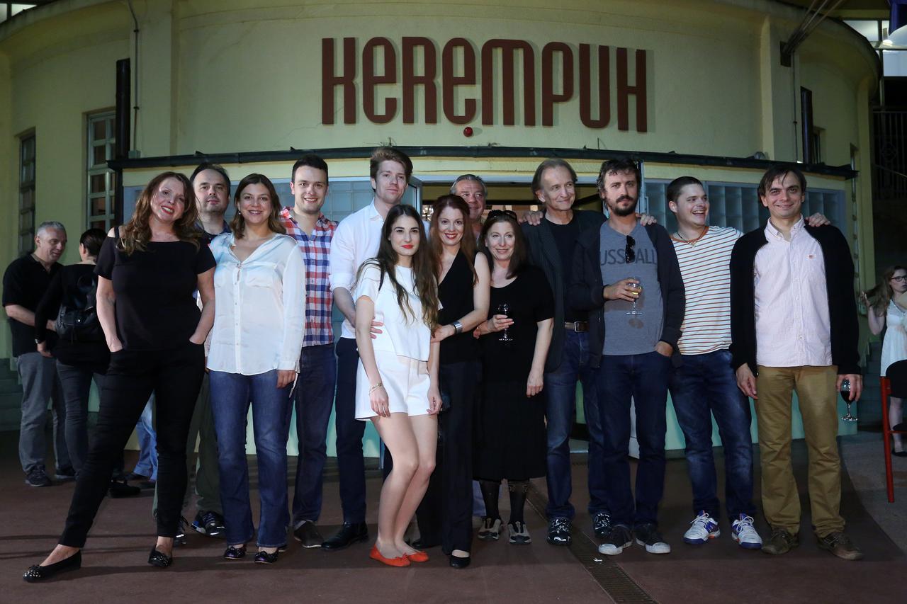 Glumačka ekipa "Pijanih" nakon zagrebačkog gostovanja  