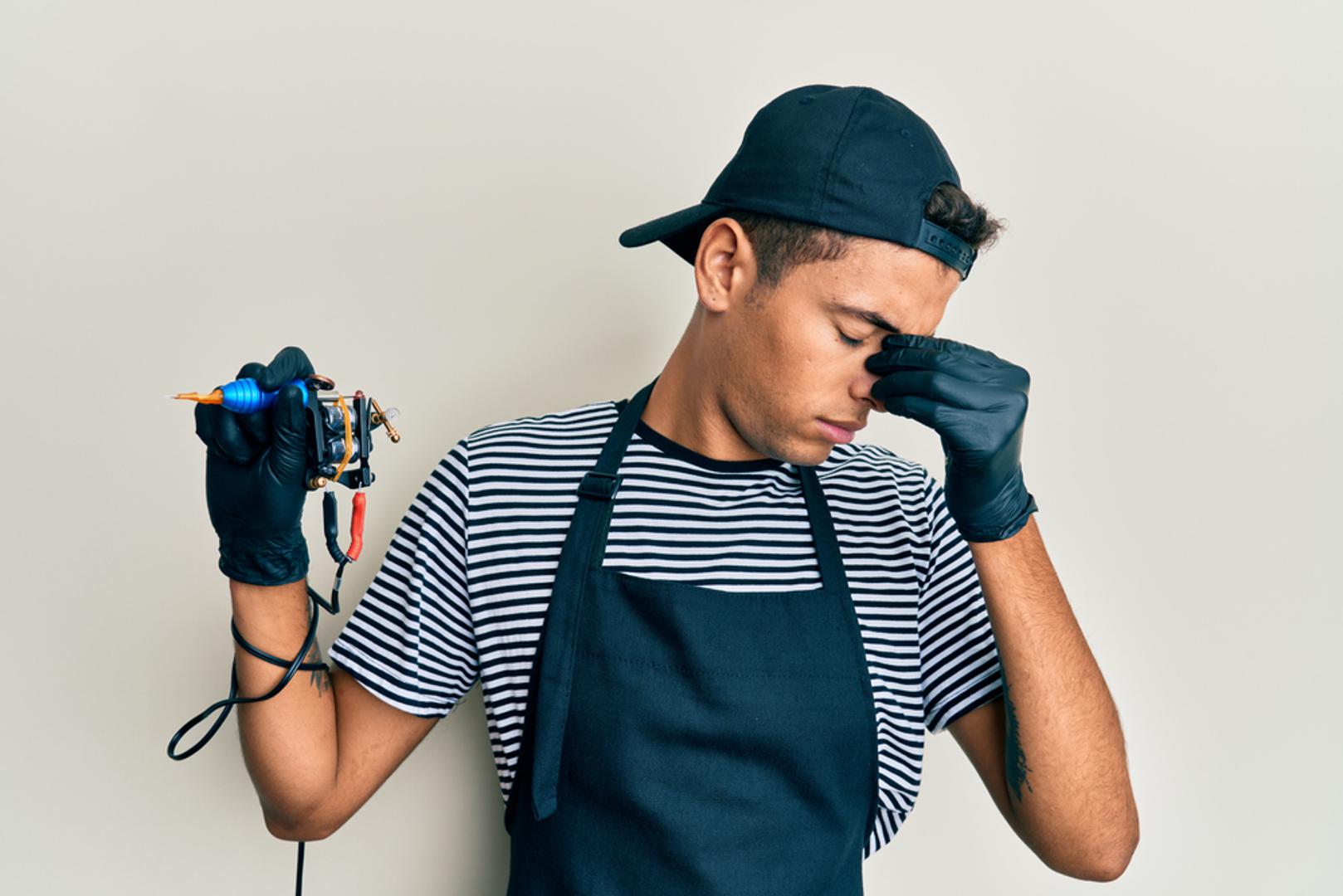 Od loših ideja do viralne slave, ove tetovaže nasmijale su milijune i istovremeno poslužile kao podsjetnik koliko je važno dobro razmisliti prije tetoviranja i odabrati kvalitetnog tattoo majstora. Tetovaže bi trebale biti pažljivo osmišljena i kvalitetno izvedena, no ponekad stvari krenu u potpuno pogrešnom smjeru. Neuspjeli portreti, bizarni natpisi i promašaji od dizajna, već neko vrijeme su izvor zabave na subredditu r/shittytattoos, a mi smo za vas izdvojili 10 koje su toliko loše, da nećete vjerovati da su stvarne.
