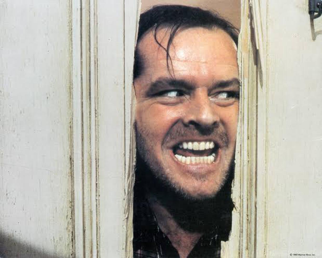 Genijalni "The Shining" iz 1980. godine, nastao je prema romanu Stephena Kinga, u režiji Stanleyja Kubricka. Ovaj sihološki horor prati pisca koji sa suprugom i sinom provodi zimu u izoliranom hotelu, gdje polako gubi zdrav razum
