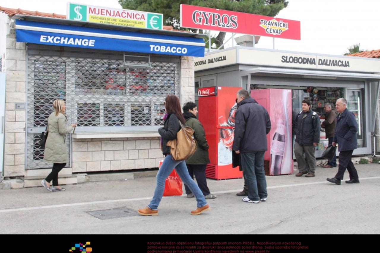 '02.12.2011., Supetar - Mjenjacnica Abido u trajektnoj luci u Supetru u kojoj je radila djevojka koja je ubijena u svom domu nakon sto ju je nepoznati pocinitelj pratio u namjeri da joj otudji utrzak 