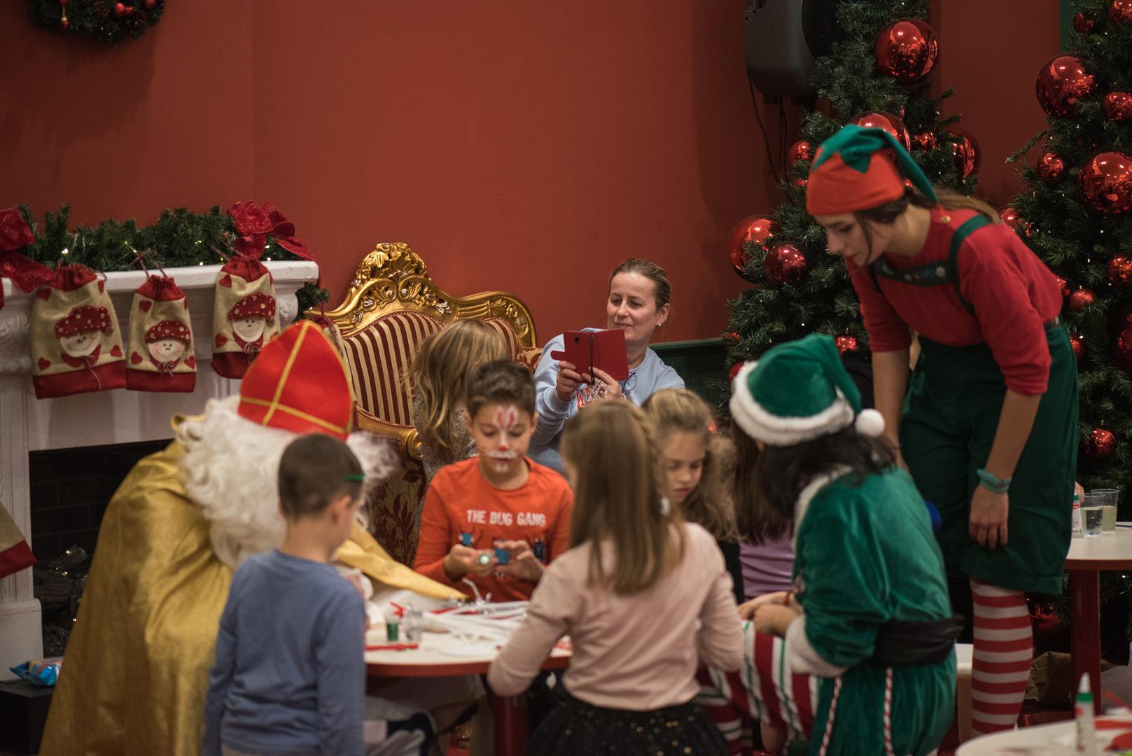 Igraonica Carpyland radionicama je zabavila i razveselila mališane, a tu je bio nezaobilazni Djed Božičnjak