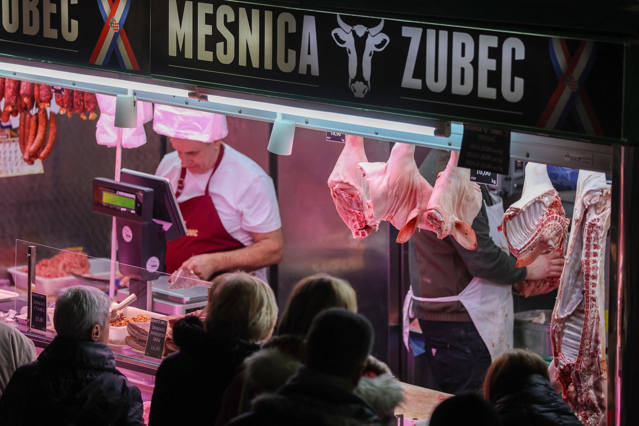 Zagreb: Na tržnici Dolac velika gužva kao i potražnja za odojkom 